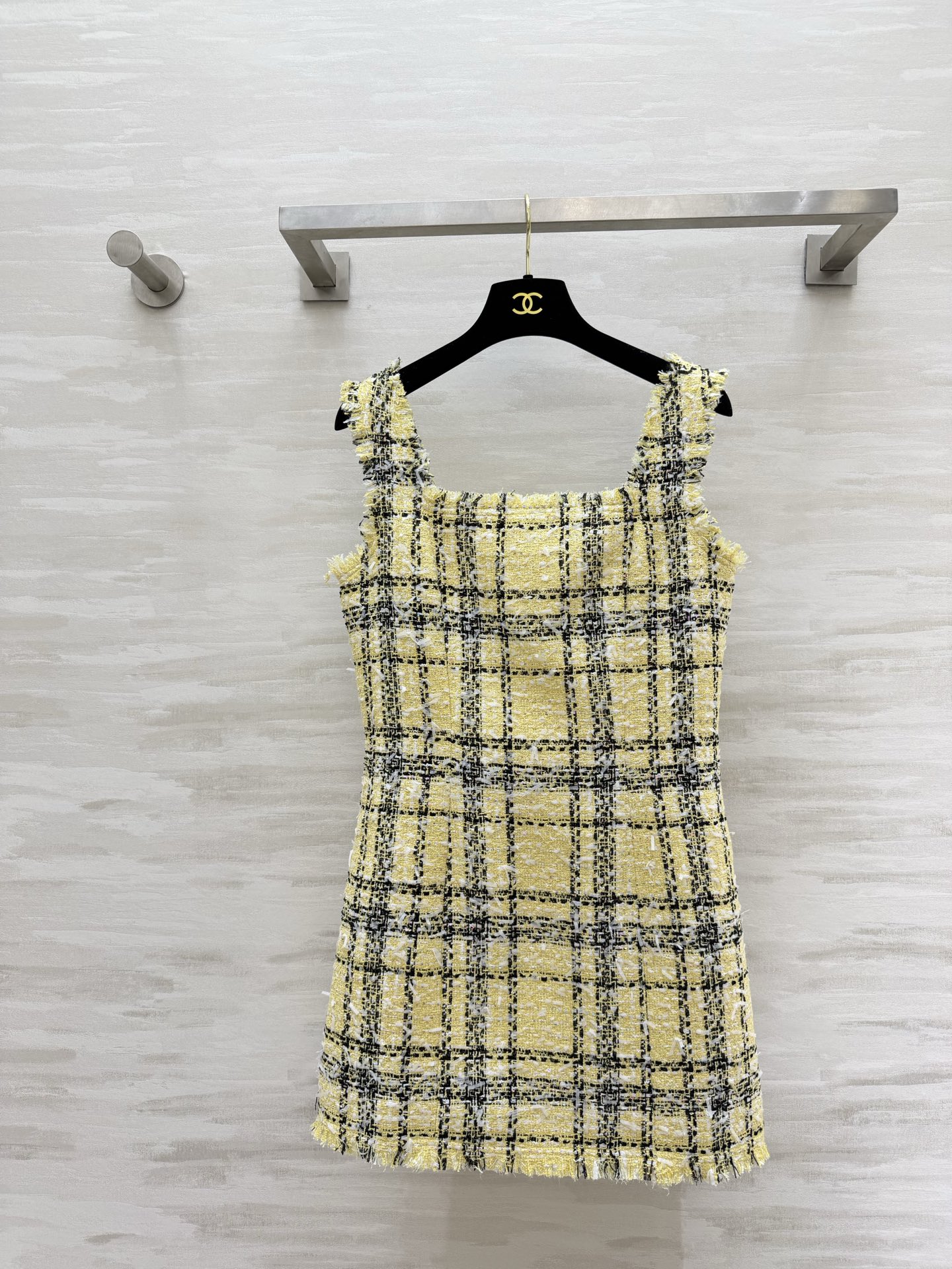 NO:778710,#Balmaiss Creamy yellow plaid tweed suspender skirt makes you look like a wealthy daughter. The creamy goose yellow bottom. The classic black plaid comes with a gentle and noble filter. The raw edge tassel design adds a bit of casual and relaxed feeling. It is not picky at all!  Square collar + wide shoulder strap design optimizes shoulder and neck lines. Tweed fabric + exquisite raw edge details make the upper body look like a rich lady!  Wear it alone or paired with a jacket from the same series!  High-quality customization, available in stock first size S/M/L (S size bust 84, skirt length 74), Balmain-clothing, balmain, balmain, skirts, jackets & coats,19860909#Balmaiss奶黄格纹粗花呢吊带裙 富家千金既视感 奶fufu的鹅黄底 经典黑格纹自带温柔贵气滤镜 毛边流苏设计又添了几分随性松弛感 完全不挑风格！方领+宽肩带设计 优化肩颈线条 粗花呢面料+精致毛边细节 上身就是妥妥的富家大小姐！单穿、搭同系列外套都超绝！高品质定制 现货首发sizeS/M/L（s码胸围84,裙长74）,巴尔曼-服装,balmain,balmain,skirts,jackets & coats,,Women's clothing