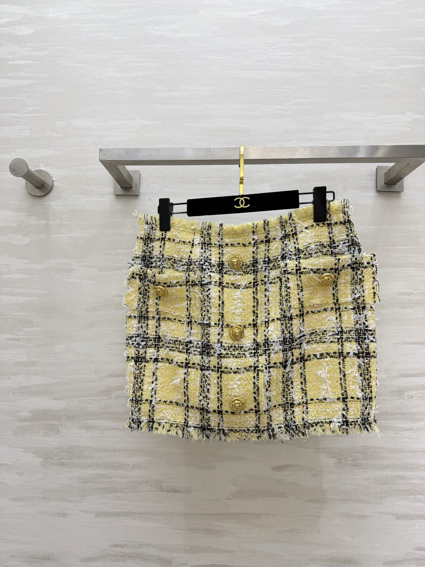 NO:778719,#Balmai creamy yellow plaid skirt, full of sweet and cool girly feeling, creamy goose yellow bottom, classic black plaid, comes with a gentle filter, raw edge fringe design adds a bit of casual relaxation, retro gold buckle design, large pocket design, full of details, A-line version can become three-quarter-length legs in seconds, small people can easily control it, custom-made tweed fabric, the upper body is crisp and stylish, paired with the same series of jackets/slip skirts, it will be a complete outfit for a wealthy daughter.  Wearing it alone with a white T-shirt is also very atmospheric!  High-quality customization, available in stock first size S/M/L (S size waist 70, hip 90, skirt length 36), Balmain-clothing, balmain, balmain, skirts, jackets & coats,19860909#Balmai奶黄格纹半裙 甜酷千金感拉满 奶fufu的鹅黄底 经典黑格纹 自带温柔滤镜 毛边流苏设计又添了几分随性松弛感 复古金扣 大口袋设计 细节感直接拉满 A字版型秒变三七分大长腿 小个子也能轻松驾驭 定制粗花呢面料 上身挺括有型 搭同系列外套/吊带裙就是一整套富家千金穿搭 单穿配白T也超有氛围感！高品质定制 现货首发sizeS/M/L（s码腰围70,臀围90,裙长36）,巴尔曼-服装,balmain,balmain,skirts,jackets & coats,,Women's clothing