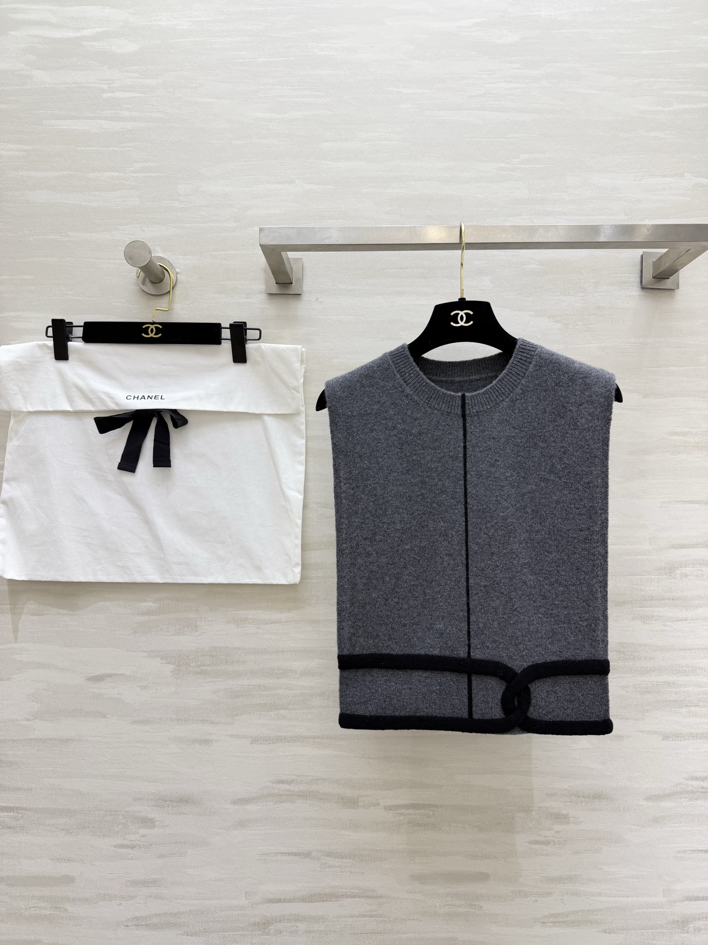 NO:778695,#Chane High-end Cashmere Knitted Vest A universal artifact for commuting. The minimalist style knitted vest is really a versatile king in the wardrobe. Available in milk white/high-end gray. Classic round neck + contrasting line design. Simple and advanced. High-quality customization. Available in stock first size 36/38/40 (), Chanel - Clothing, chanel, chanel,19860909#Chane高级感羊绒针织马甲 通勤穿搭的万能神器 极简风针织马甲真的是衣柜里的百搭王者奶白/高级灰两色可选 经典圆领+撞色线条设计 简约又高级 高品质定制 现货首发size36/38/40（）,香奈儿-服装,chanel,chanel,,Women's clothing