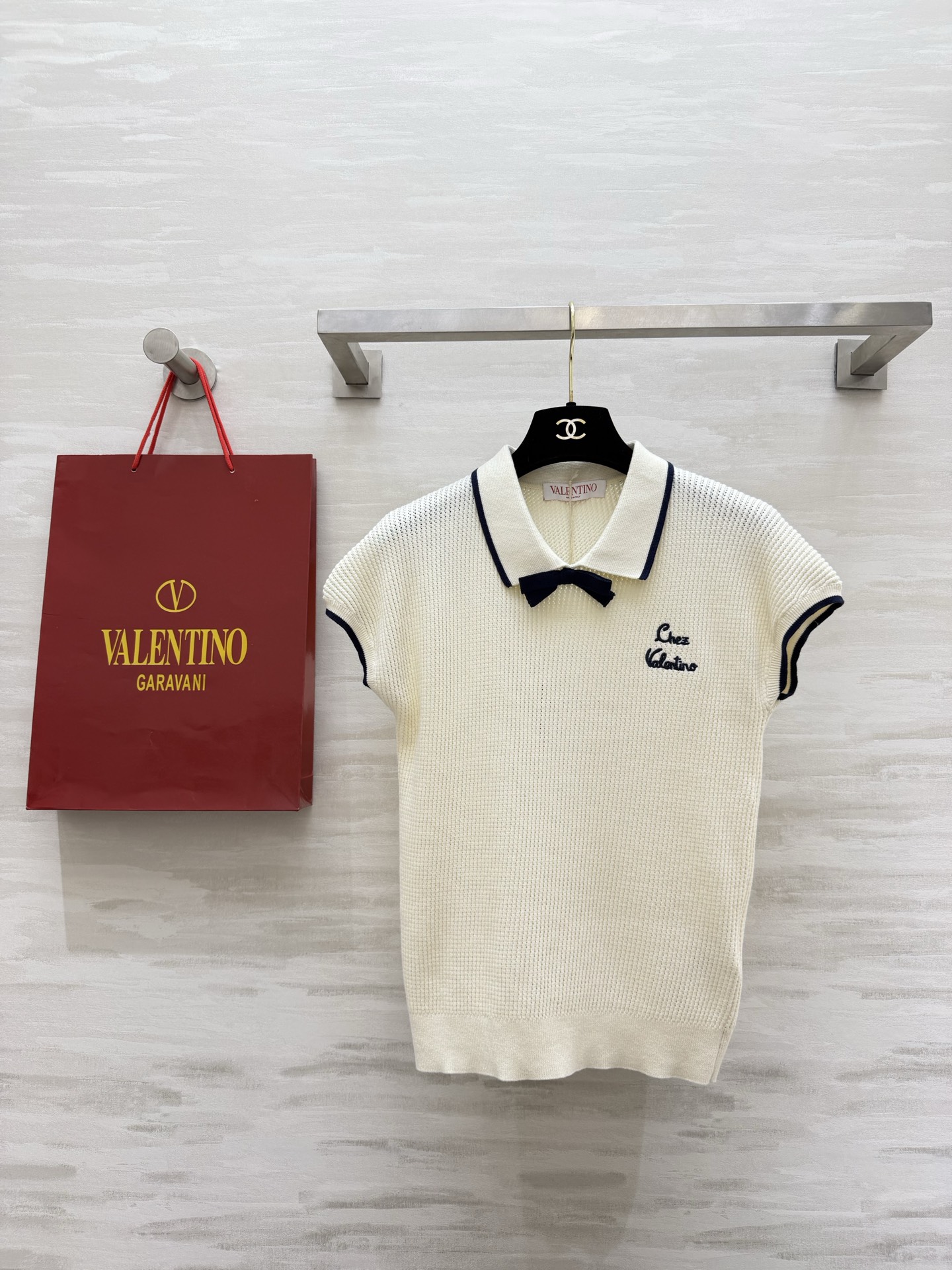 NO:778724,#Valentin Milky white college style Polo sweater Summer sweet girl ceiling Contrast color Polo collar Sweet bow Exquisite embroidered logo Full of details Customized fabric is soft and breathable, not picky about body shape High-quality customization Available in stock first size S/M/L (, Valentino-clothing, valentino, valentino,19860909#Valentin奶白学院风Polo针织衫 夏日甜妹天花板 撞色Polo领 甜美蝴蝶结 精致刺绣logo 细节感拉满 定制面料软糯透气不挑身材 高品质定制 现货首发sizeS/M/L（,华伦天奴-服装,valentino,valentino,,Women's clothing