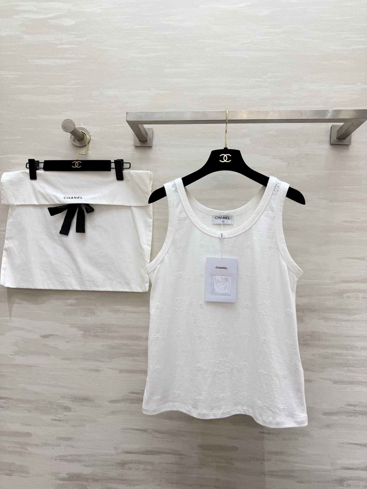 NO:778685,#ChaneP Limited White Moonlight Vest. Versatile inner wear that welds gentleness and nobility to the body. Fully printed double C embroidery. Low-key and high-end. It has a sense of atmosphere when worn alone or layered. The upper body has a cool feeling. Rich family daughter. Spring and summer wear can be directly customized with high quality. Ready available, size 36/38/40 (), Chanel-clothing, chanel, chanel,19860909#ChaneP限定 白月光背心 把温柔与贵气焊在身上的百搭内搭 满印双C刺绣 低调又高级 单穿叠穿都超有氛围感 上身就是清冷感富家千金 春夏穿搭直接封神高品质定制 现货首发size36/38/40（）,香奈儿-服装,chanel,chanel,,Women's clothing