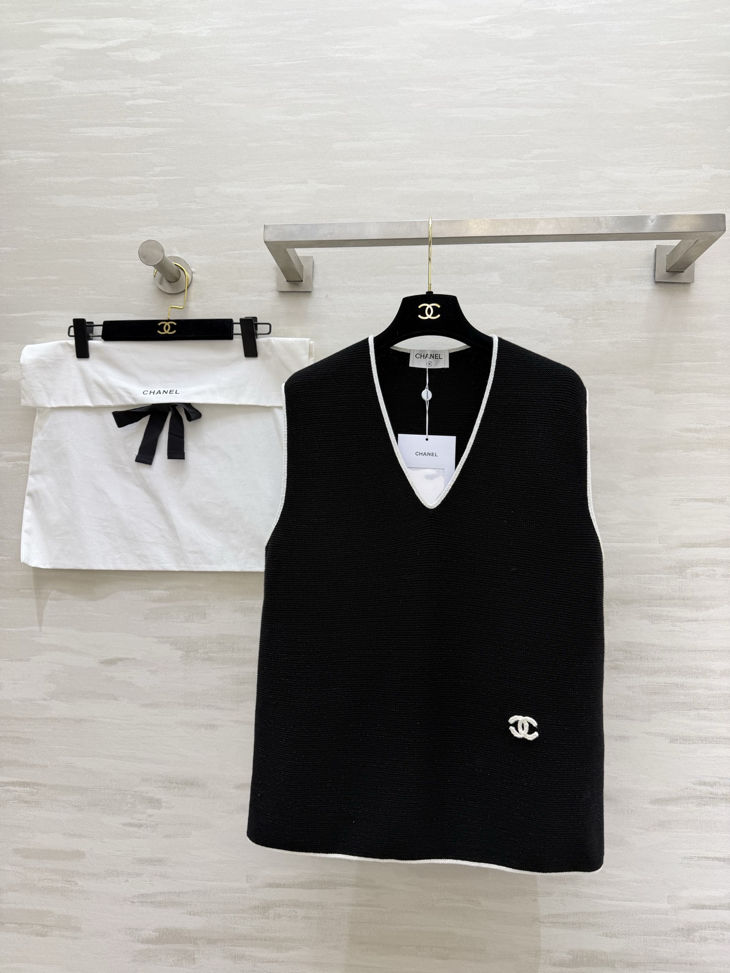 NO:778712,#ChaneP V-neck knitted vest. The timeless French high-end classic black and white contrasting V-neck design modifies the shoulder and neck lines. It is easy to wear at right angles. Double C embroidery is low-key and noble. Full of details. Soft and waxy knitted fabric. The upper body is comfortable and textured. It is perfect for commuting with shirts and casual T-shirts!  High-quality customization, available in stock, size 36/38/40 (), Chanel-clothing, chanel, chanel, shirts, tees, t-shirt,19860909#ChaneP V领针织马甲 永不过时的法式高级感经典黑白撞色 V领设计修饰肩颈线条 轻松穿出直角肩 双C刺绣低调又显贵 细节拉满 软糯针织面料 上身舒适又有质感 通勤搭衬衫、休闲配T恤都超绝！高品质定制 现货首发size36/38/40（）,香奈儿-服装,chanel,chanel,shirts,tees，t-shirt,,Women's clothing