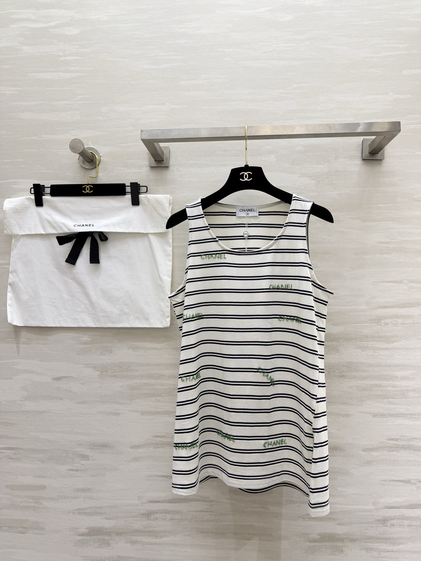 NO:778704,#Chaness striped embroidered vest Summer French relaxed ceiling classic black and white stripes with retro atmosphere Green logo letter embroidery Full of details Soft and skin-friendly fabric The upper body is refreshing and breathable Wear alone and casual and lazy High-quality customization Available in stock first size 36/38/40 (38 size bust 92, length 65), Chanel - Clothing, chanel, chanel,19860909#Chaness条纹刺绣背心 夏日法式松弛感天花板经典黑白条纹自带复古氛围感 绿色logo字母刺绣 细节感拉满 软糯亲肤面料 上身清爽又透气 单穿随性慵懒 高品质定制 现货首发size36/38/40（38码胸围92,衣长65）,香奈儿-服装,chanel,chanel,,Women's clothing