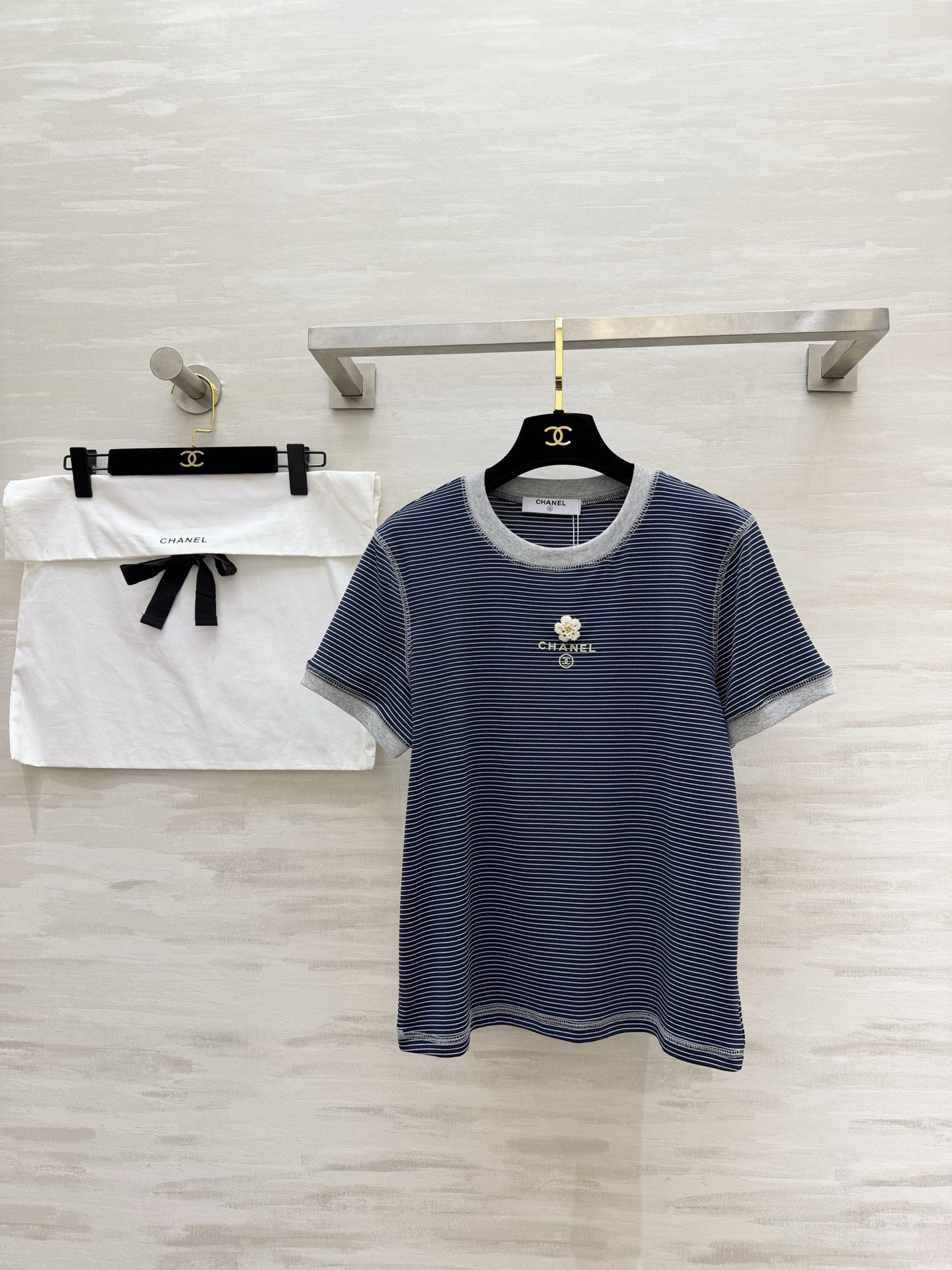 NO:778699,#ChanessCamellia striped T-shirt is a versatile classic pinstripe contrasting edge in the wardrobe. Simple and high-end. The three-dimensional camellia logo letters on the chest are embellished. It is low-key and noble. It is full of details. It is available in light gray/navy blue. It can be fashionable all summer!  High-quality customization, available now, size 36/38/40 (shoulder width 38, bust 92, length 57), Chanel-clothing, chanel, chanel, tees, t-shirt,19860909#Chaness山茶花条纹T恤 衣柜里的百搭神款经典细条纹撞色包边 简约又高级 胸口立体山茶花 logo字母点缀 低调显贵 细节感直接拉满 浅灰/藏青两色可选 承包整个夏天的时髦！高品质定制 现货首发size36/38/40（36码肩宽38,胸围92,衣长57）,香奈儿-服装,chanel,chanel,tees，t-shirt,,Women's clothing