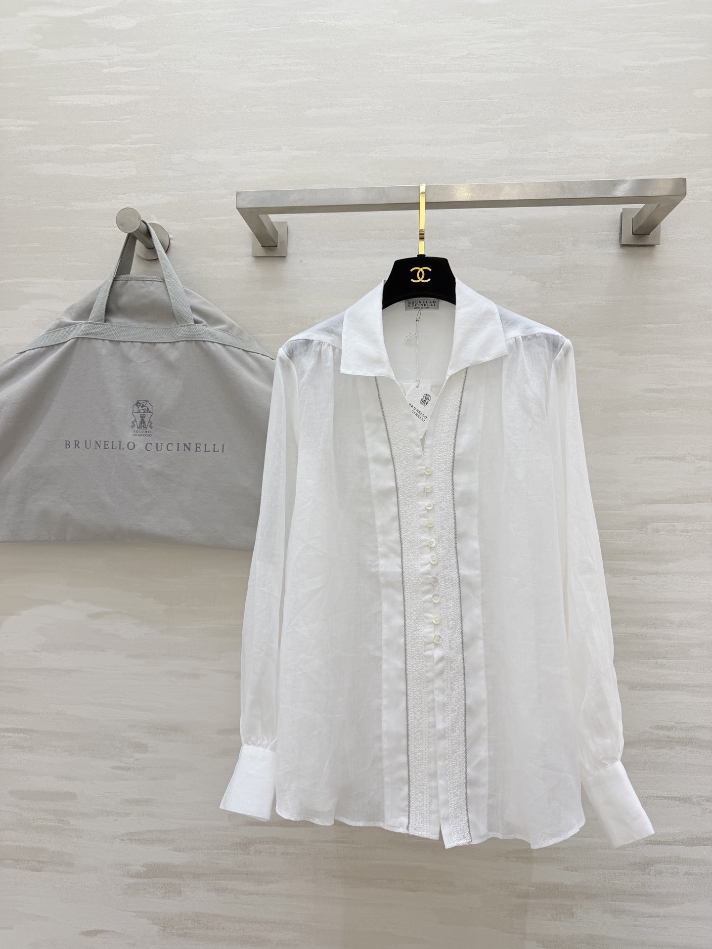 NO:782080,Brunello Cucinelli ramie white shirt brings an Italian sense of relaxation to your body. Thin ramie fabric, breathable and muscular. Front lace + silver piping, low-key and refined to the core. Lapel + slightly loose silhouette, hiding muscles and making you look slimmer and elegant. It can be used for commuting/vacation/dating. It is a timeless and elegant choice. High-quality customization  Available in stock first size S/M/L (S size shoulder width 38, bust 124, length 70), women's clothing, brunello cucinelli, shirts,19860909Brunello Cucinelli 苎麻白衬衫 把意式松弛感穿在身上 轻薄苎麻面料,透气又有筋骨 前襟蕾丝+银线滚边,低调精致到骨子里 翻领+微宽松廓形,藏肉显瘦还显气质 通勤/度假/约会都能驾驭,是永不过时的优雅选择高品质定制 现货首发sizeS/M/L（s码肩宽38,胸围124,衣长70）,女装,brunello cucinelli,shirts,,Women's clothing
