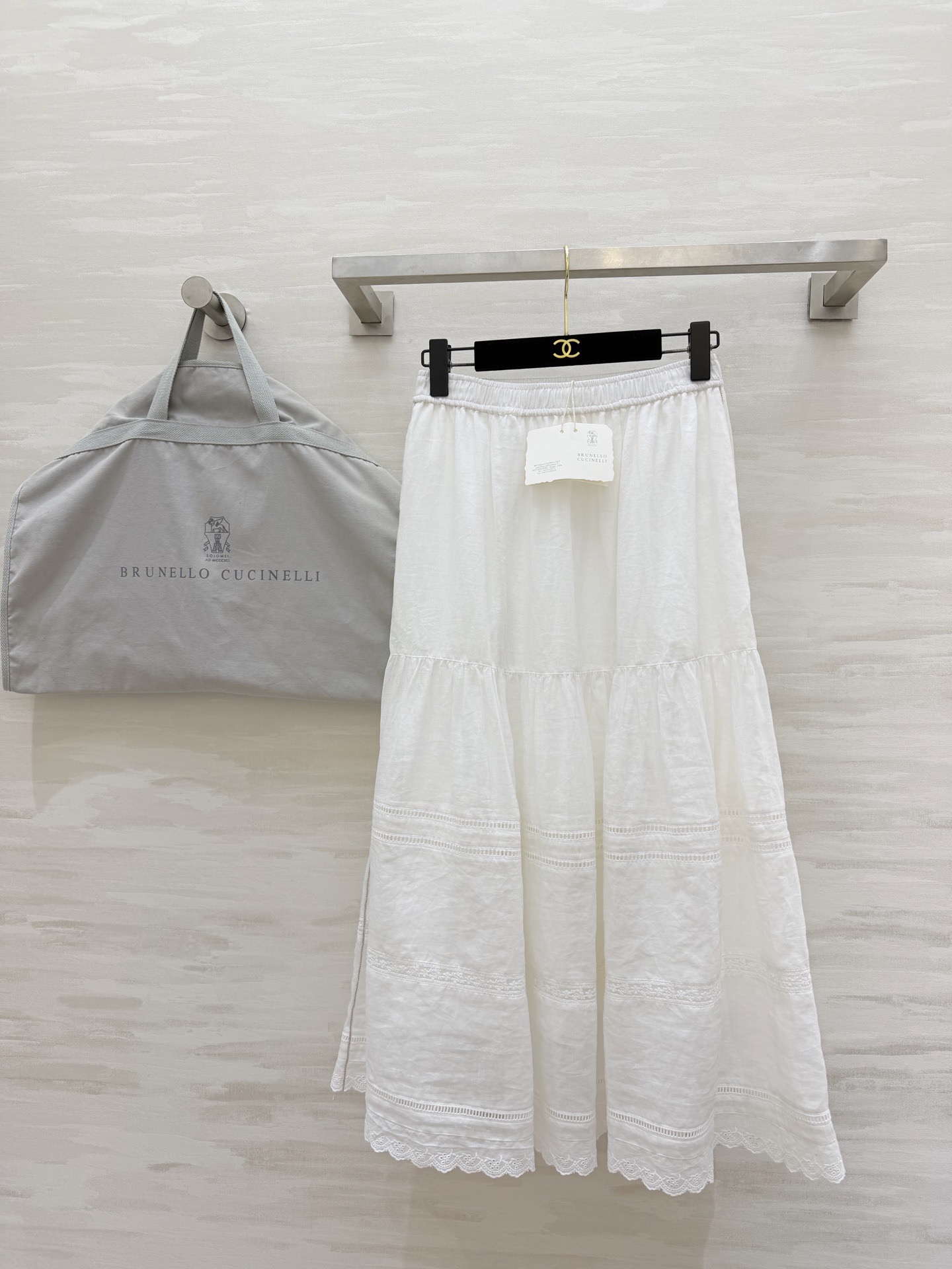 NO:782089,Brunello Cucinelli ramie skirt brings Italian relaxation to your body. Thin ramie fabric, breathable and ribbed. Lace + silver piping, low-key and refined to the core. Lapel + slightly loose silhouette, hiding body fat and showing off your temperament. It can be used for commuting/holidays/dating. It is a timeless and elegant choice. High-quality customization. Available in stock first size S/M/L (), women's clothing, brunello cucinelli, skirts,19860909Brunello Cucinelli 苎麻半裙 把意式松弛感穿在身上 轻薄苎麻面料,透气又有筋骨 蕾丝+银线滚边,低调精致到骨子里 翻领+微宽松廓形,藏肉显瘦还显气质 通勤/度假/约会都能驾驭,是永不过时的优雅选择高品质定制 现货首发sizeS/M/L（）,女装,brunello cucinelli,skirts,,Women's clothing