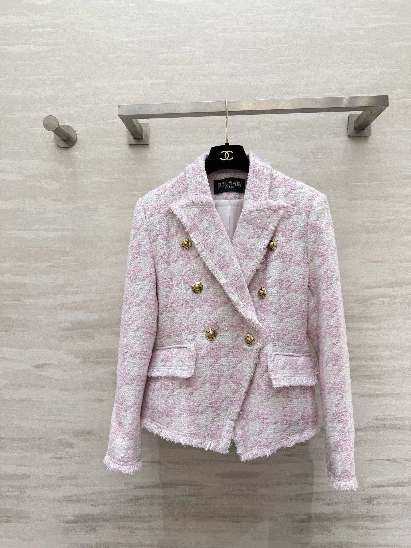 NO:782124,#Balmai sweet cool ceiling Pink and white houndstooth suit jacket Pink and white houndstooth comes with a soft focus filter Sweet but not greasy Raw edge tassels Customized double-breasted gold buttons The sense of sophistication directly fills the eyes The waist cut makes the waist slim and becomes right-angled shoulders in seconds The paper figure fills the sense of déjà vu!  High-quality customization, available in stock first size S/M/L (S size bust 92, length 55), Balmain-clothing, balmain, balmain, jackets & coats, business suit,19860909#Balmai甜酷天花板 粉白千鸟格西装外套 粉白千鸟格自带柔焦滤镜 甜而不腻 毛边流苏 定制双排金扣 精致感直接拉满 收腰剪裁巨显腰细 秒变直角肩 纸片人既视感拉满！高品质定制 现货首发sizeS/M/L（s码胸围92,衣长55）,巴尔曼-服装,balmain,balmain,jackets & coats,business suit,,Women's clothing