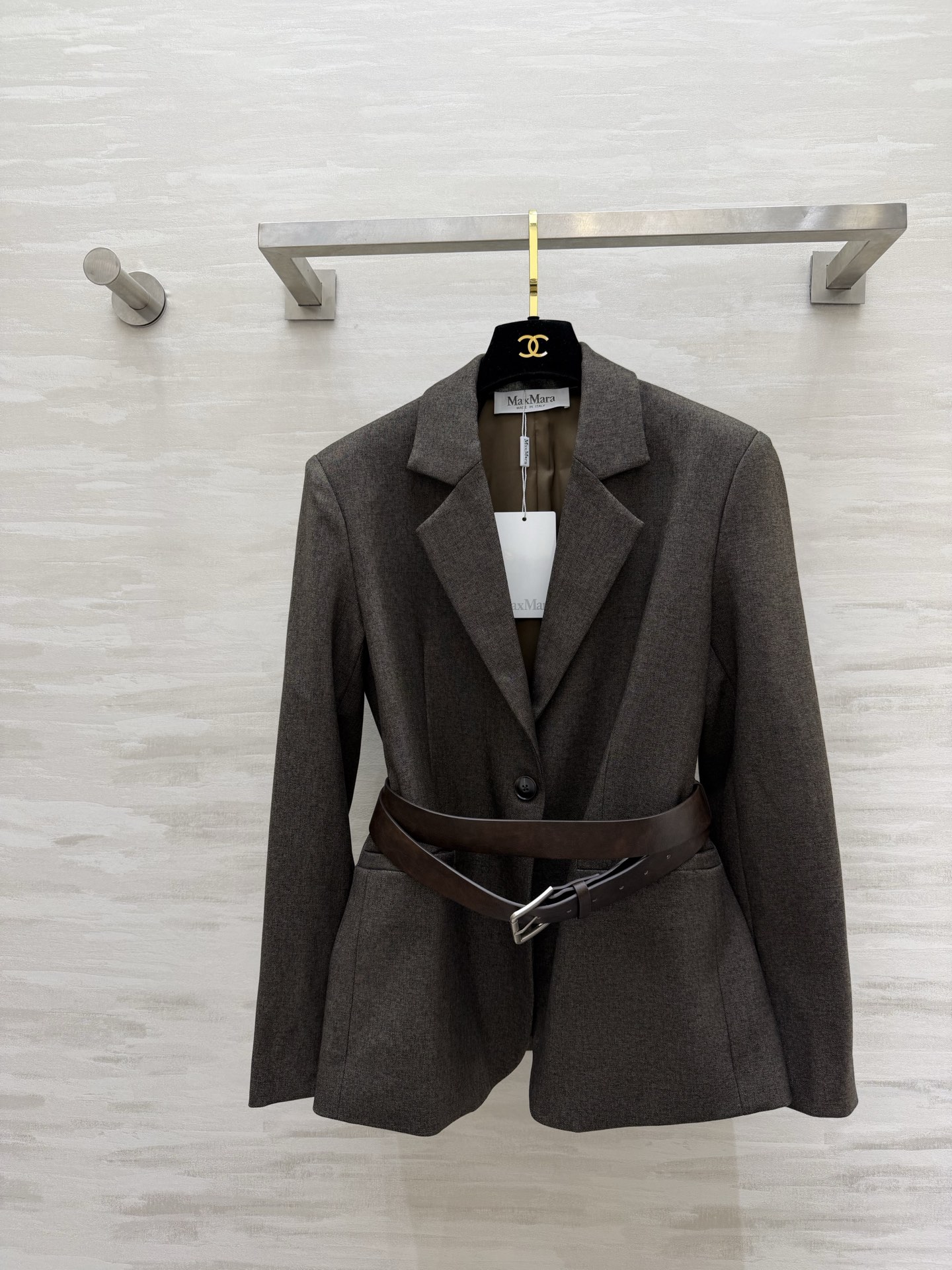 NO:782110,#MaxMar Waist belt style suit jacket, dark coffee gray tone with low saturation and high-end feel. The detachable wide belt is amazing!  Tighten the waist in one second to create a slim waist. Straight shoulder line + neat tailoring. Easily create right-angled shoulders, full aura!  The custom-made fabric is crisp and smooth, the upper body is smart and intellectual, the aura is full, and the quality is first available in stock size S/M/L (S size shoulder width 40, bust 90, length 65), Maxmara-clothing, jackets & coats, business suit,19860909#MaxMar收腰腰带款气质西装外套 深咖灰调自带低饱和高级感 可拆卸宽腰带太绝了！一秒收腰掐出小蛮腰 直筒肩线+利落剪裁 轻松打造直角肩 气场全开！定制面料挺括垂顺 上身干练知性 气场拉满 高品质 现货首发sizeS/M/L（s码肩宽40,胸围90,衣长65）,麦丝玛拉-服装,jackets & coats,business suit,,Women's clothing