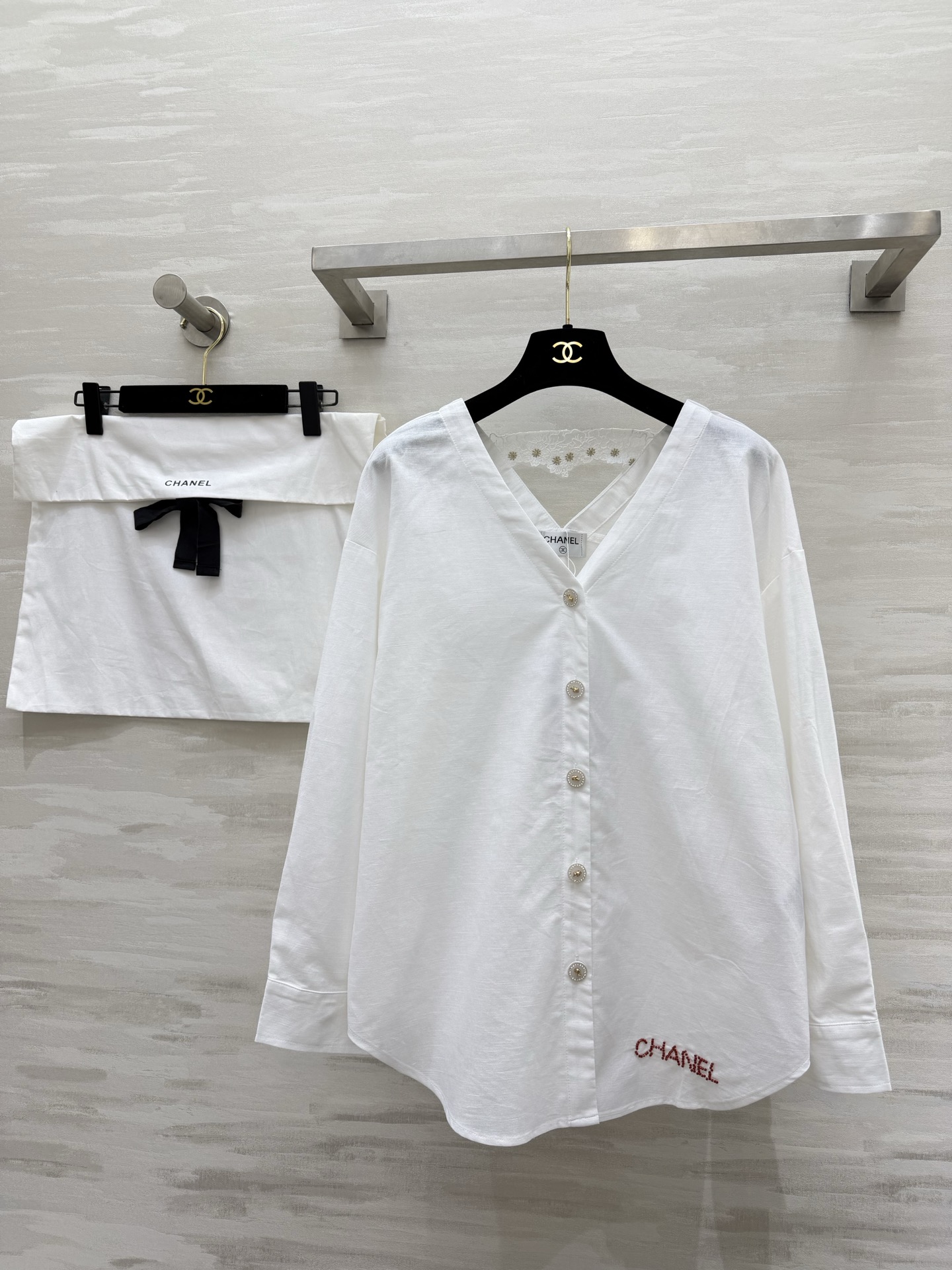NO:798647,#Chaness V-neck embroidered shirt, pure cotton fabric, breathable, skin-friendly and not unsightly. V-neck + cross-back design turns into right-angled shoulders in seconds. Exquisite rhinestone buckle. Red label embroidery on the hem is low-key and noble. Lace splicing on the back. Full sense of details. Perfect for wearing inside or outside!  High-quality customization, available in stock first size 36/38/40 (shoulder width 55 for size 38, bust 110, length 68),,chanel,19860909#Chaness V领刺绣衬衣 纯棉面料 透气亲肤不挑人 V领+交叉背设计 秒变直角肩 精致水钻扣 下摆红标刺绣低调显贵 后背蕾丝拼接 细节感拉满 内搭外穿都绝！高品质定制 现货首发size36/38/40（38码肩宽55,胸围110,衣长68）,,chanel,,Women's clothing