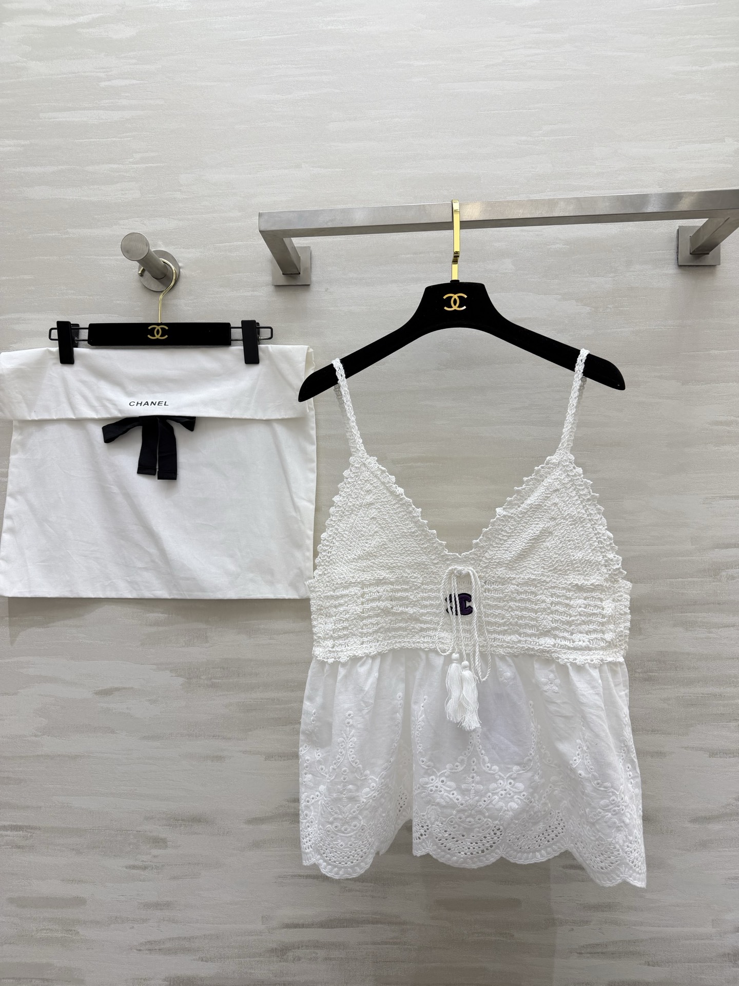 NO:798646,#Chaness Summer Pure Desire Ceiling Hollow Knitted Splicing Suspenders Milky White Background Comes with Soft Focus Filter Pure and Age-Reducing!  Exquisite hollow knitting, fringed laces, full of pure lust, hollow embroidery at the hem, wavy edges, full of details, apricot color with low saturation tone, gentle whitening without picking up skin, and a sense of laziness and relaxation, whether worn alone or layered, you can wear it with a French romantic feel!  High-quality customization, available now, size 36/38/40 (bust size 80 for size 38, length 57 with suspenders),,chanel,19860909#Chaness夏日纯欲天花板 镂空针织拼接吊带 奶白底色自带柔焦滤镜 清纯又减龄！精致镂空针织 流苏系带 纯欲感直接拉满 下摆刺绣镂空 波浪边 细节感满满 杏色低饱和调调 温柔显白不挑皮自带慵懒松弛感 无论是单穿还是叠穿 都能穿出法式浪漫感！高品质定制 现货首发size36/38/40（38码胸围80,加吊带衣长57）,,chanel,,Women's clothing