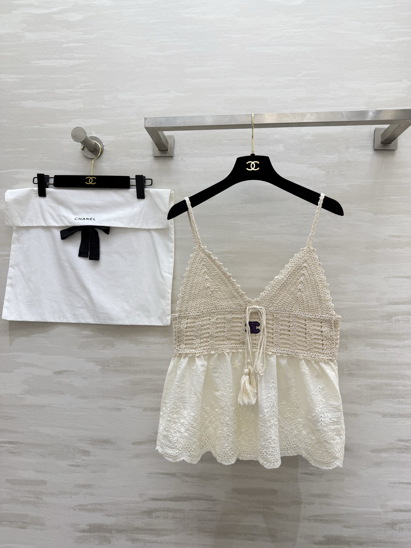 NO:782097,#Chaness Summer Pure Desire Ceiling Hollow Knitted Splicing Suspenders Milky White Background Comes with Soft Focus Filter Pure and Age-Reducing!  Exquisite hollow knitting, fringed laces, full of pure lust, hollow embroidery at the hem, wavy edges, full of details, apricot color with low saturation tone, gentle whitening without picking up skin, and a sense of laziness and relaxation, whether worn alone or layered, you can wear it with a French romantic feel!  High-quality customization, available in stock, size 36/38/40 (bust size 80 for size 38, length 57 with suspenders), Chanel-clothing, chanel, chanel,19860909#Chaness夏日纯欲天花板 镂空针织拼接吊带 奶白底色自带柔焦滤镜 清纯又减龄！精致镂空针织 流苏系带 纯欲感直接拉满 下摆刺绣镂空 波浪边 细节感满满 杏色低饱和调调 温柔显白不挑皮自带慵懒松弛感 无论是单穿还是叠穿 都能穿出法式浪漫感！高品质定制 现货首发size36/38/40（38码胸围80,加吊带衣长57）,香奈儿-服装,chanel,chanel,,Women's clothing