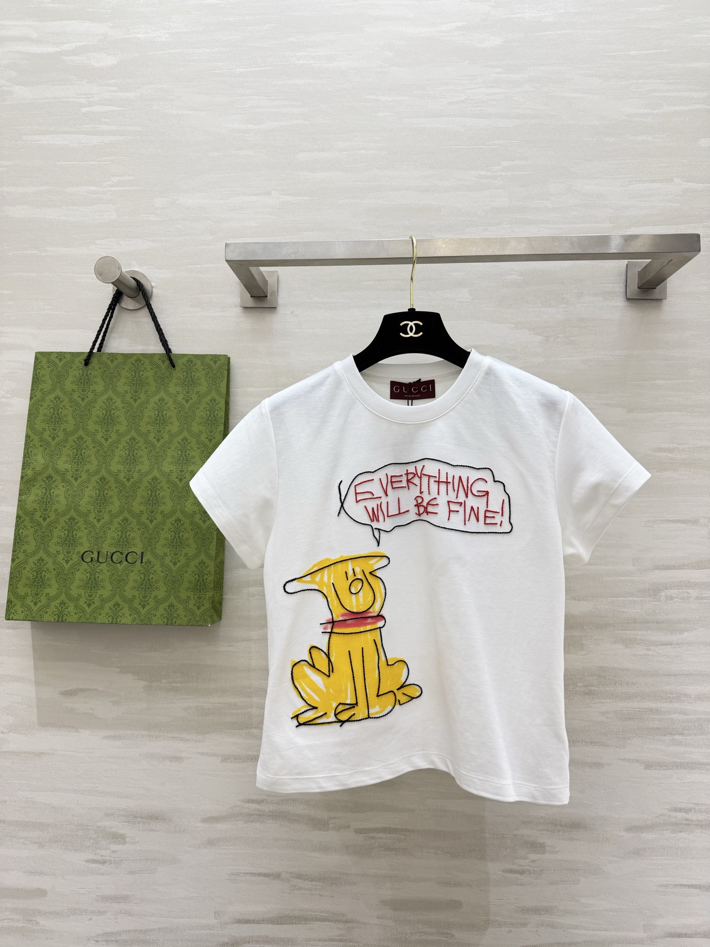 NO:798644,GUCCss graffiti healing embroidered T-shirt 'EVERYTHING WILL BE FINE!' Who knows the joy of wearing gentleness and good luck on your body!  The soft and cute hand-painted embroidery is playful and age-reducing. The looseness is directly stretched out. The pure cotton fabric is soft and squishy. The upper body is very comfortable and it is super photogenic when paired with jeans and shorts every day!  Wear it when you go out, and your mood will feel better ~ High-quality customization, available in stock first size S/M/L (S size shoulder width 38, bust 92, length 54), gucci, shorts, jeans, tees, t-shirt,19860909GUCCss涂鸦治愈系刺绣T恤 “EVERYTHING WILL BE FINE!” 把温柔和好运穿在身上的快乐谁懂啊！ 软萌手绘刺绣俏皮又减龄 松弛感直接拉满 纯棉面料软乎乎的 上身巨舒服日常搭牛仔裤、短裤都超上镜！穿它出门,连心情都变好了～高品质定制 现货首发sizeS/M/L（s码肩宽38,胸围92,衣长54）,,gucci,shorts,jeans,tees，t-shirt,,Women's clothing