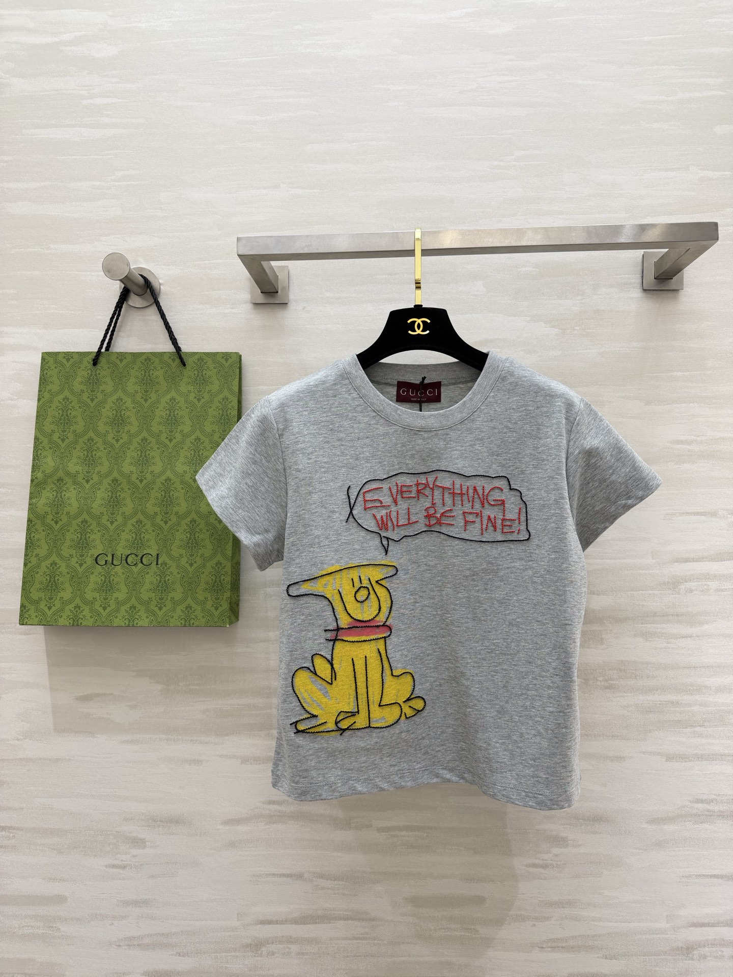 NO:782088,GUCCss graffiti healing embroidered T-shirt 'EVERYTHING WILL BE FINE!' Who knows the joy of wearing gentleness and good luck on your body!  The soft and cute hand-painted embroidery is playful and age-reducing. The looseness is directly stretched out. The pure cotton fabric is soft and squishy. The upper body is very comfortable and it is super photogenic when paired with jeans and shorts every day!  When you go out wearing it, your mood even improves ~ High-quality customization, available in stock first size S/M/L (S size shoulder width 38, bust 92, length 54), Gucci-clothing, gucci, gucci, shorts, jeans, tees, t-shirt,19860909GUCCss涂鸦治愈系刺绣T恤 “EVERYTHING WILL BE FINE!” 把温柔和好运穿在身上的快乐谁懂啊！ 软萌手绘刺绣俏皮又减龄 松弛感直接拉满 纯棉面料软乎乎的 上身巨舒服日常搭牛仔裤、短裤都超上镜！穿它出门,连心情都变好了～高品质定制 现货首发sizeS/M/L（s码肩宽38,胸围92,衣长54）,古驰-服装,gucci,gucci,shorts,jeans,tees，t-shirt,,Women's clothing
