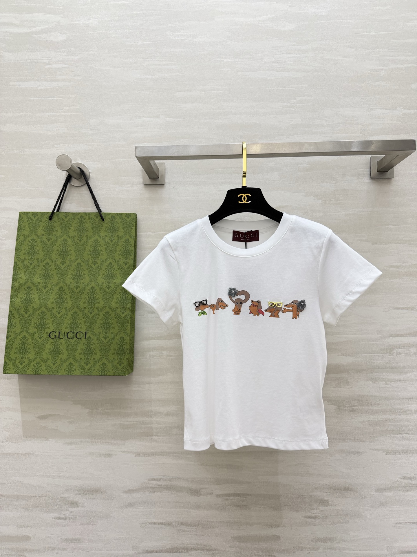 NO:782071,The joy of summer is given by Gucc puppy T. It is made of soft pure cotton fabric and the upper body is super comfortable. A row of cute dachshunds instantly touches the hearts of girls. The short design is very girl-friendly and perfectly modifies the body proportions. Wear it casually with jeans and you will look like a beauty with a lazy atmosphere when you go out!  High-quality customization, available in stock first size S/M/L (M size shoulder width: 34, shoulder width: 78, clothing length: 49), Gucci-clothing, gucci, gucci, jeans,19860909夏日的快乐,是Gucc小狗T给的 软乎乎的纯棉面料,上身超舒服 一排可可爱爱的腊肠犬,瞬间戳中少女心 短款设计太懂女生了,完美修饰身材比例 随便搭个牛仔裤,出门就是慵懒氛围感美女！ 高品质定制 现货首发sizeS/M/L（M码肩宽:34,肩宽:78,衣长:49),古驰-服装,gucci,gucci,jeans,,Women's clothing