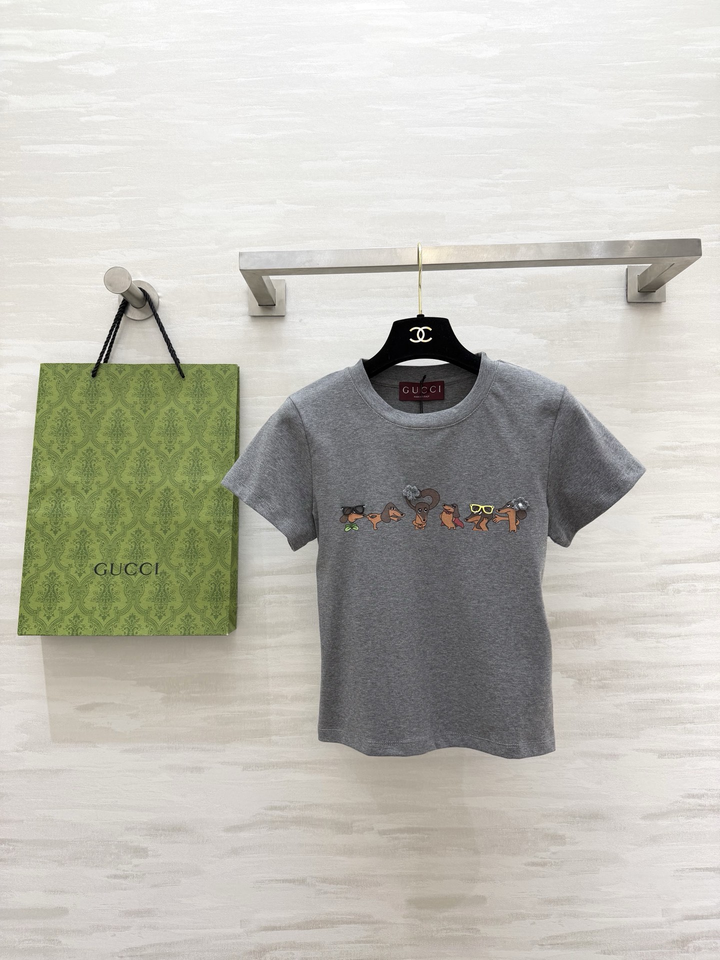 NO:782079,The joy of summer is given by Gucc puppy T. It is made of soft pure cotton fabric and the upper body is super comfortable. A row of cute dachshunds instantly touches the hearts of girls. The short design is very girl-friendly and perfectly modifies the body proportions. Wear it casually with jeans and you will look like a beauty with a lazy atmosphere when you go out!  High-quality customization, available in stock first size S/M/L (M size shoulder width: 34, shoulder width: 78, clothing length: 49), Gucci-clothing, gucci, gucci, jeans,19860909夏日的快乐,是Gucc小狗T给的 软乎乎的纯棉面料,上身超舒服 一排可可爱爱的腊肠犬,瞬间戳中少女心 短款设计太懂女生了,完美修饰身材比例 随便搭个牛仔裤,出门就是慵懒氛围感美女！ 高品质定制 现货首发sizeS/M/L（M码肩宽:34,肩宽:78,衣长:49),古驰-服装,gucci,gucci,jeans,,Women's clothing