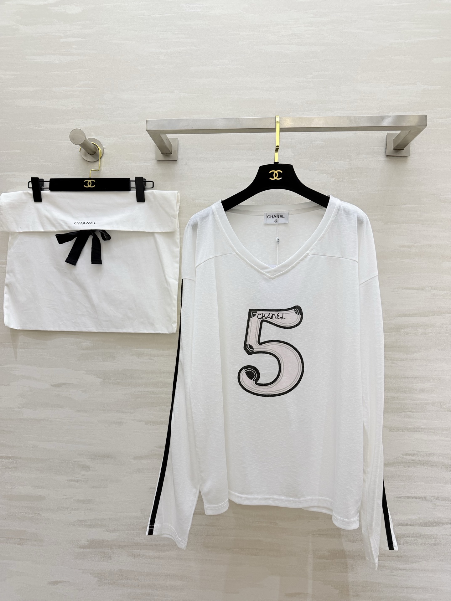 NO:782039,#Chane No. 5 V-neck long sleeves, full of lazy and high-end sense, classic double C logo and iconic number 5, directly full of brand DNA!  The V-neck design makes your face look smaller and can also quietly modify the lines of your shoulders and neck!  The loose, off-the-shoulder version is flattering on your figure and has contrasting stripes on the side. There’s a subtlety hidden in the simplicity!  The white color is clean and refreshing, and the gentle atmosphere fills the air. The black color is cool and slimming. It can be used for daily commuting/outing on the street!  High-quality customization, available in stock, size 36/38/40 (size 36, shoulder width 60, bust 116, length 66), Chanel-clothing, chanel, chanel,19860909#Chane5号V领长袖 慵懒高级感拉满 经典双C标 标志性数字5 把品牌DNA直接拉满！V领设计超显脸小 还能悄悄修饰肩颈线条！宽松落肩版型不挑身材 侧边撞色条纹 简约里藏着小心机！白色干净清爽 温柔氛围感拉满 黑色酷飒显瘦 日常通勤/出街都能打！高品质定制 现货首发size36/38/40（36码肩宽60,胸围116,衣长66）,香奈儿-服装,chanel,chanel,,Women's clothing
