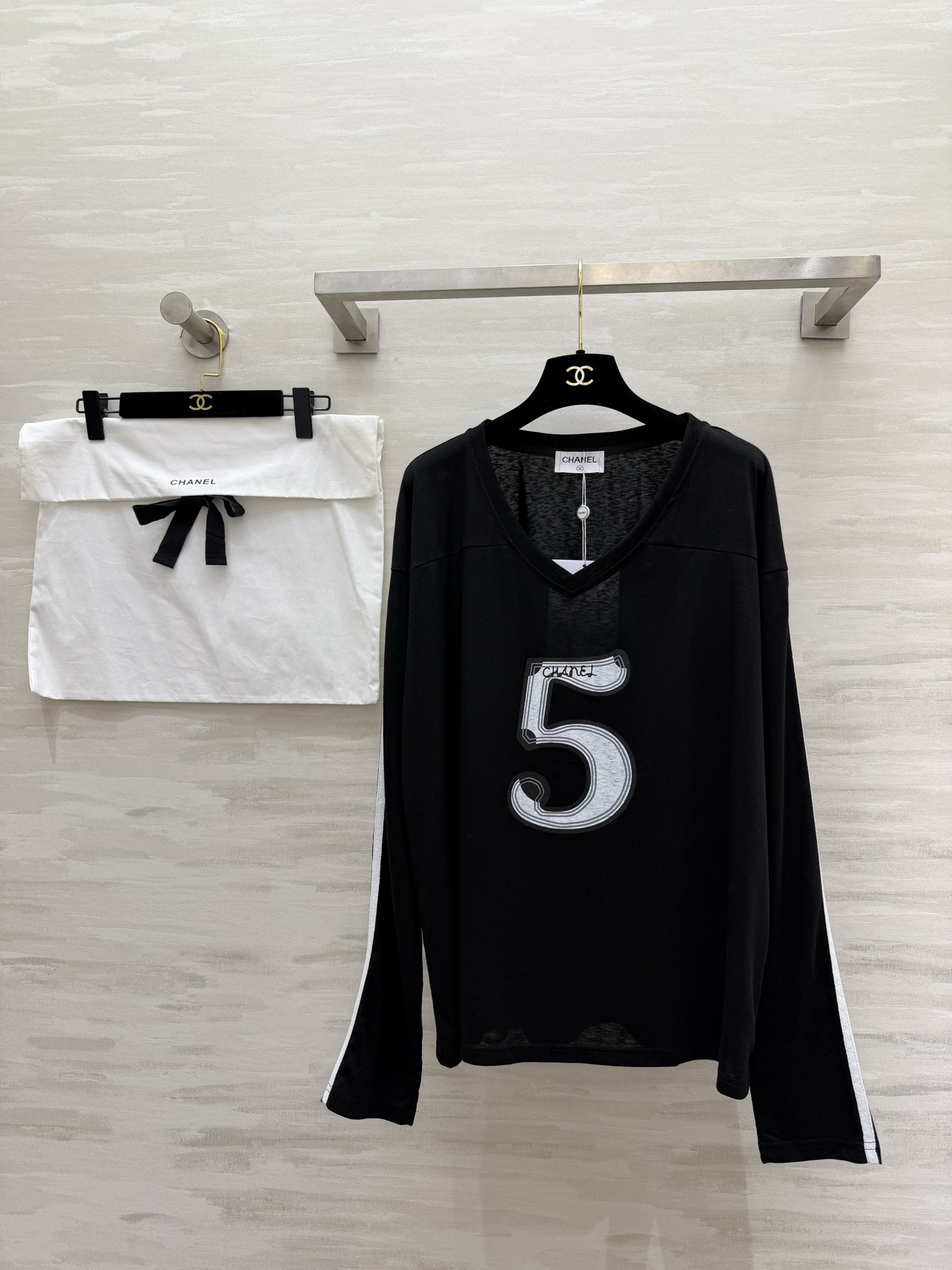 NO:782055,#Chane No. 5 V-neck long sleeves, full of lazy and high-end sense, classic double C logo and iconic number 5, directly full of brand DNA!  The V-neck design makes your face look smaller and can also quietly modify the lines of your shoulders and neck!  The loose, off-the-shoulder version is flattering on your figure and has contrasting stripes on the side. There’s a subtlety hidden in the simplicity!  The white color is clean and refreshing, and the gentle atmosphere fills the air. The black color is cool and slimming. It can be used for daily commuting/outing on the street!  High-quality customization, available in stock, size 36/38/40 (size 36, shoulder width 60, bust 116, length 66), Chanel-clothing, chanel, chanel,19860909#Chane5号V领长袖 慵懒高级感拉满 经典双C标 标志性数字5 把品牌DNA直接拉满！V领设计超显脸小 还能悄悄修饰肩颈线条！宽松落肩版型不挑身材 侧边撞色条纹 简约里藏着小心机！白色干净清爽 温柔氛围感拉满 黑色酷飒显瘦 日常通勤/出街都能打！高品质定制 现货首发size36/38/40（36码肩宽60,胸围116,衣长66）,香奈儿-服装,chanel,chanel,,Women's clothing