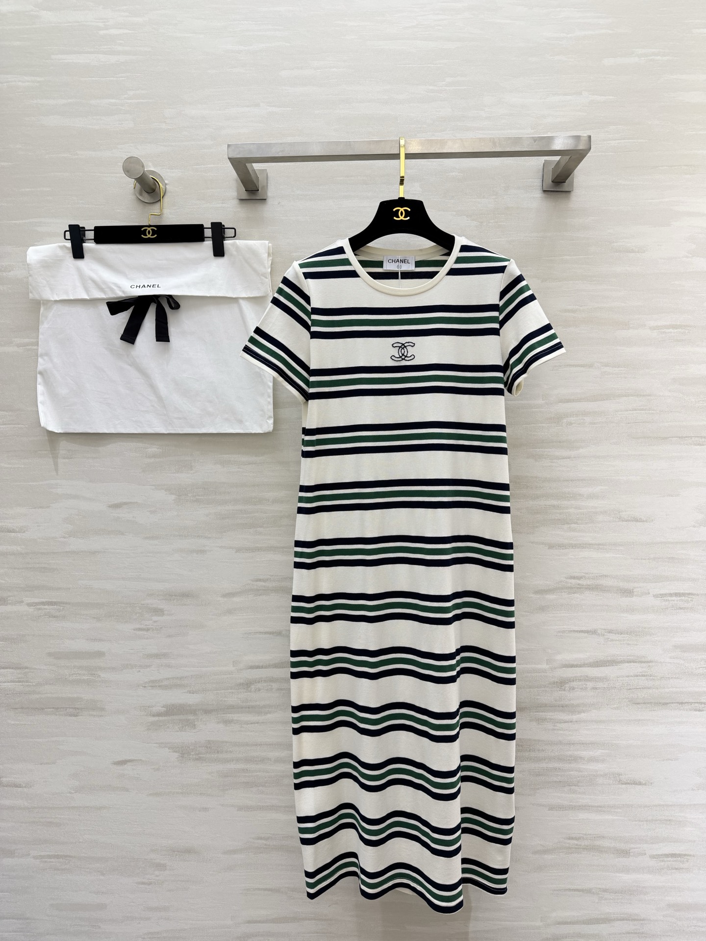 NO:798987,#Chane striped T-shirt dress. A high-end code for lazy people. Classic round neck. Straight H-shaped cut. No matter your figure!  Small Double C embroidery is low-key and noble. Soft and skin-friendly fabric. The upper body is breathable and comfortable. The striped design has a retro and relaxed feel. It is suitable for all scenes such as commuting, dating and vacation!  There are three colors to choose from, covering your whole spring and summer look. The beige and green stripes are retro and relaxed, and the gentle atmosphere is full of them!  The light blue stripes are refreshing and age-reducing, and you can turn into a Korean sweet girl in seconds!  The burgundy stripes are retro and noble, and instantly enhance your sense of elegance!  High-quality customization, available in stock first size S/M/L/XL (S size shoulder width 35, bust 88, length 108), chanel, skirts, tees, t-shirt,19860909#Chane条纹T恤裙 懒人出门的高级感密码经典圆领 直筒H型剪裁 不挑身材！小双C刺绣低调显贵 软糯亲肤面料 上身透气舒适 条纹设计自带复古松弛感,通勤、约会、度假全场景适配！三色可选,承包你的整个春夏 米绿条纹复古松弛 温柔氛围感拉满！浅蓝条纹清新减龄 秒变韩系甜妹！酒红条纹复古显贵 气质感直接拉满！高品质定制 现货首发sizeS/M/L/XL（s码肩宽35,胸围88,衣长108）,,chanel,skirts,tees，t-shirt,,Women's clothing
