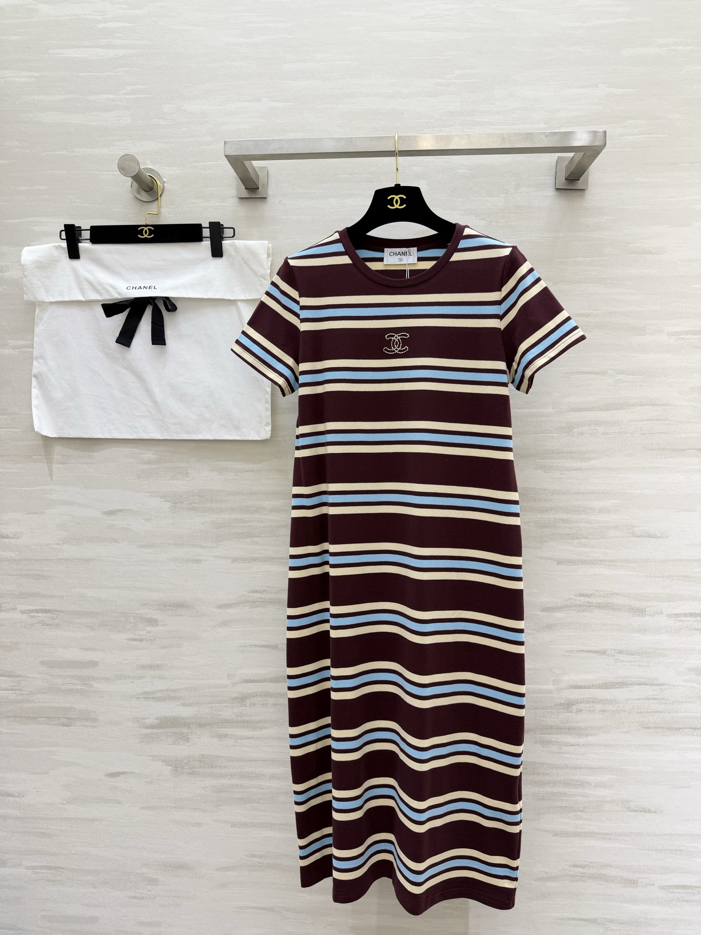 NO:782031,#Chane striped T-shirt dress. A high-end code for lazy people. Classic round neck. Straight H-shaped cut. No matter your figure!  Small Double C embroidery is low-key and noble. Soft and skin-friendly fabric. The upper body is breathable and comfortable. The striped design has a retro and relaxed feel. It is suitable for all scenes such as commuting, dating and vacation!  There are three colors to choose from, covering your whole spring and summer look. The beige and green stripes are retro and relaxed, and the gentle atmosphere is full of them!  The light blue stripes are refreshing and age-reducing, and you can turn into a Korean sweet girl in seconds!  The burgundy stripes are retro and noble, and instantly enhance your sense of elegance!  High-quality customization, available in stock first size S/M/L/XL (S size shoulder width 35, bust 88, length 108), Chanel-clothing, chanel, chanel, skirts, tees, t-shirt,19860909#Chane条纹T恤裙 懒人出门的高级感密码经典圆领 直筒H型剪裁 不挑身材！小双C刺绣低调显贵 软糯亲肤面料 上身透气舒适 条纹设计自带复古松弛感,通勤、约会、度假全场景适配！三色可选,承包你的整个春夏 米绿条纹复古松弛 温柔氛围感拉满！浅蓝条纹清新减龄 秒变韩系甜妹！酒红条纹复古显贵 气质感直接拉满！高品质定制 现货首发sizeS/M/L/XL（s码肩宽35,胸围88,衣长108）,香奈儿-服装,chanel,chanel,skirts,tees，t-shirt,,Women's clothing