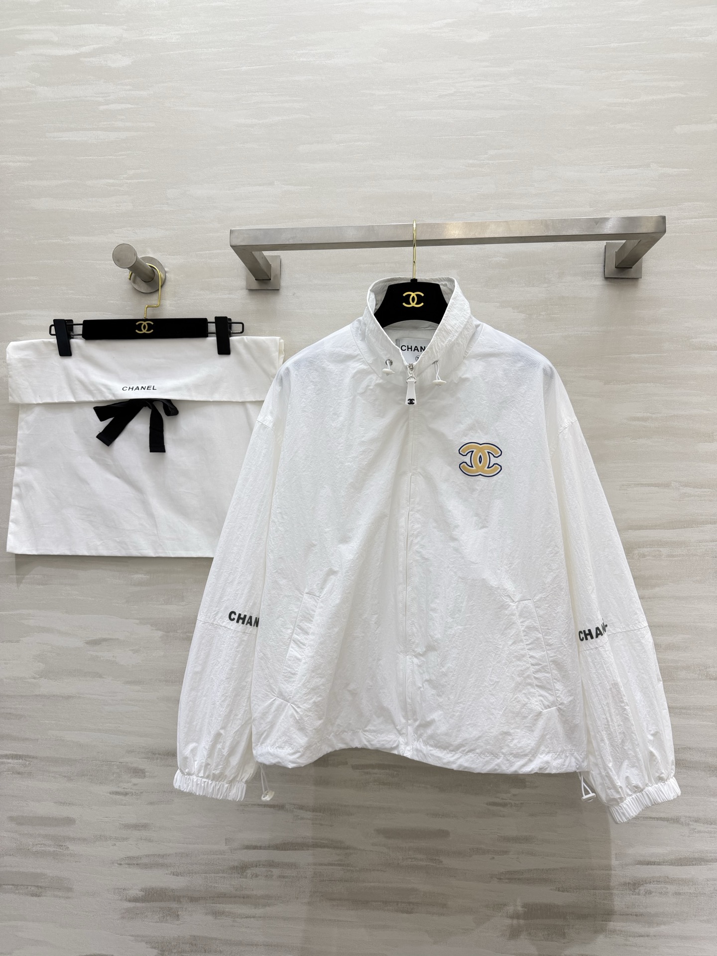 NO:798985,#Chaness sun protection jacket, classic stand-up collar, loose shoulder design, gold double C embroidery on the chest, low-key and noble logo letter flocking print, full of details, light and breathable fabric, sun protection and cold protection, just needed in spring and summer!  The drawstring design on the hem can be sweet or cool, and the fit can be adjusted freely!  The milky white color is clean and refreshing, with a gentle atmosphere!  Light sky blue is fresh and youthful, and you can turn into a Korean sweet girl in seconds!  Dark gray is cool and slimming, and can be worn during daily commuting and going out on the street!  High-quality customization, available in stock, size 36/38/40 (shoulder width 52, bust 114, length 61),,chanel,19860909#Chaness防晒冲锋衣 经典立领 宽松落肩版型 胸口金色双C刺绣低调显贵 logo字母植绒印花 细节感拉满 轻薄透气面料 防晒又防凉 春夏刚需！下摆抽绳设计 可甜可酷 自由调节版型！奶白色干净清爽 温柔氛围感拉满！浅天蓝清新减龄 秒变韩系甜妹！深灰色酷飒显瘦 日常通勤/出街都能打！高品质定制 现货首发size36/38/40（38码肩宽52,胸围114,衣长61）,,chanel,,Women's clothing