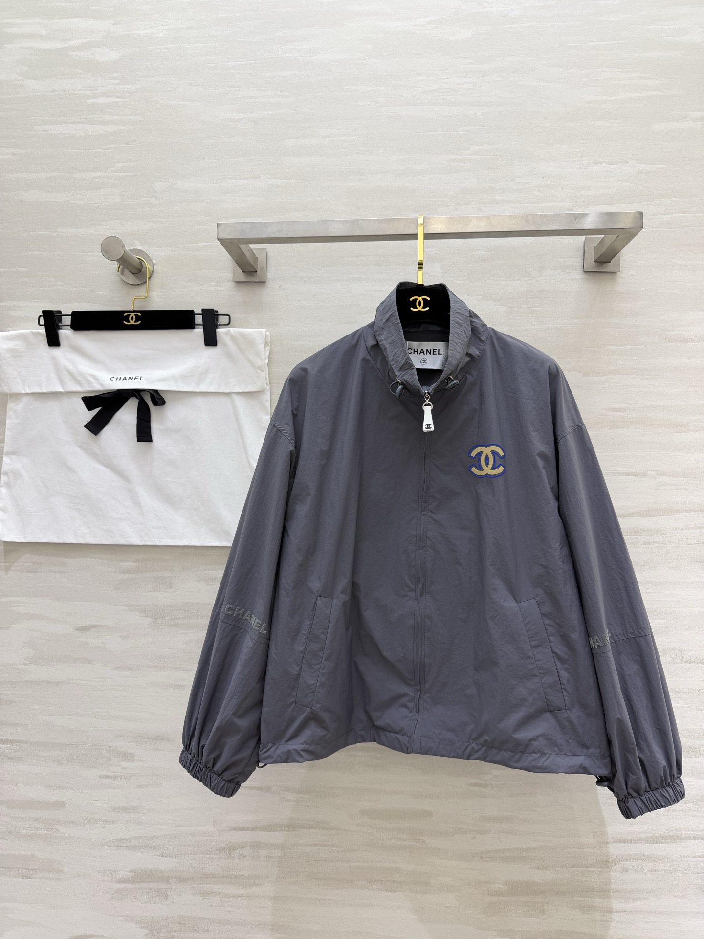 NO:782019,#Chaness sun protection jacket, classic stand-up collar, loose shoulder design, gold double C embroidery on the chest, low-key and noble logo letter flocking print, full of details, light and breathable fabric, sun protection and cold protection, just needed in spring and summer!  The drawstring design on the hem can be sweet or cool, and the fit can be adjusted freely!  The milky white color is clean and refreshing, with a gentle atmosphere!  Light sky blue is fresh and youthful, and you can turn into a Korean sweet girl in seconds!  Dark gray is cool and slimming, and can be worn during daily commuting and going out on the street!  High-quality customization, available in stock, size 36/38/40 (size 38, shoulder width 52, bust 114, length 61), Chanel-clothing, chanel, chanel,19860909#Chaness防晒冲锋衣 经典立领 宽松落肩版型 胸口金色双C刺绣低调显贵 logo字母植绒印花 细节感拉满 轻薄透气面料 防晒又防凉 春夏刚需！下摆抽绳设计 可甜可酷 自由调节版型！奶白色干净清爽 温柔氛围感拉满！浅天蓝清新减龄 秒变韩系甜妹！深灰色酷飒显瘦 日常通勤/出街都能打！高品质定制 现货首发size36/38/40（38码肩宽52,胸围114,衣长61）,香奈儿-服装,chanel,chanel,,Women's clothing
