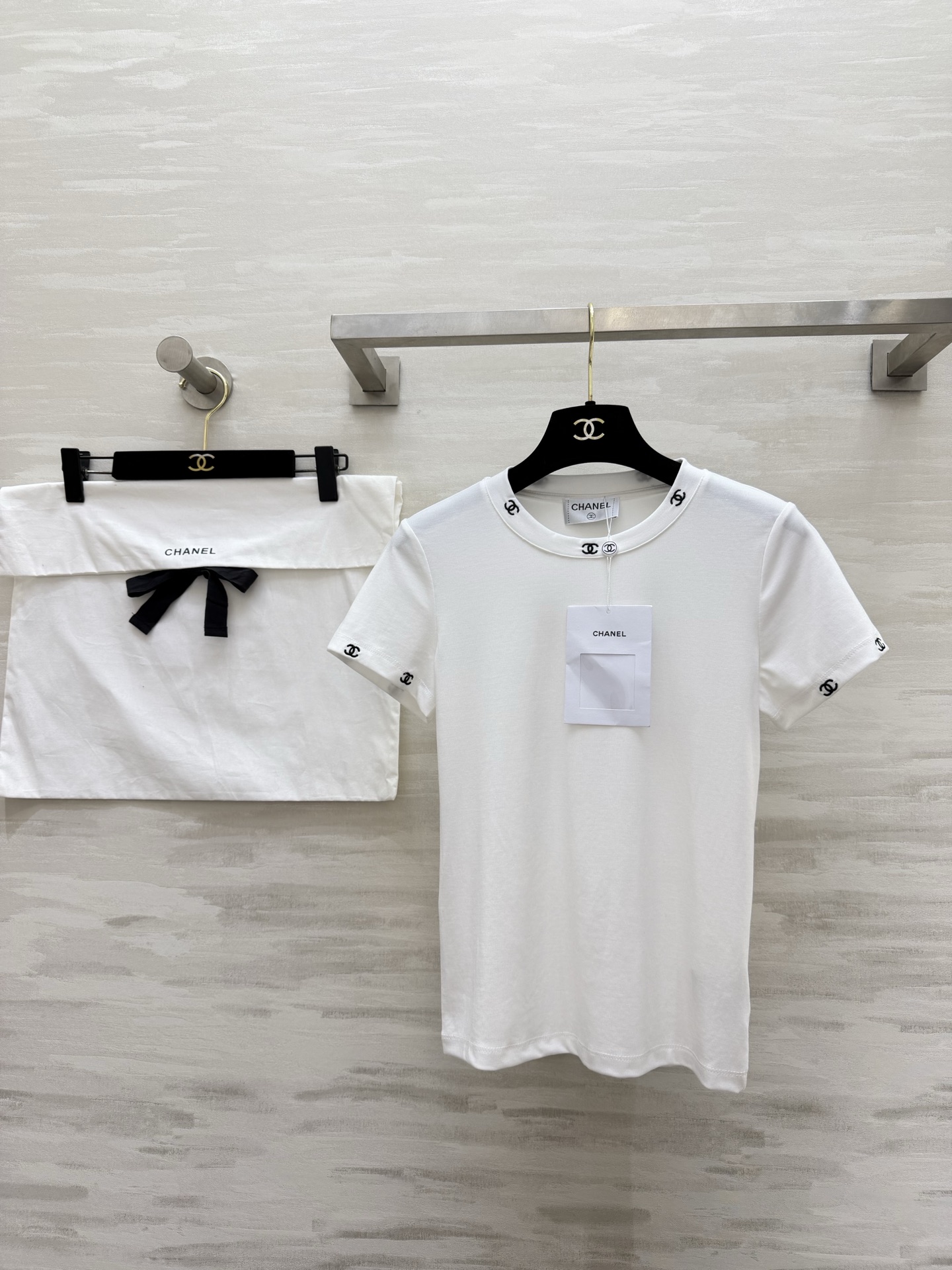 NO:781998,#Chane White T with double C embroidery all over | A timeless classic in the wardrobe. This piece really has the four words 'low-key and elegant' welded onto the body. The collar + cuffs are all printed with mini double C logo. It is full of details. Simple round neck. Slim fit but not tight. It shows off your figure without being unflattering!  Soft and skin-friendly high-count cotton fabric, the upper body is breathable and does not make you sweaty!  The pure white background is clean and refreshing, bringing a sense of luxury to everyday life!  High-quality customization, available in stock, size 36/38/40 (size 36, shoulder width 35, bust 80, length 54), Chanel-clothing, chanel, chanel,19860909#Chane满印双C刺绣白T ｜衣柜里的永恒经典 这件真的把「低调显贵」四个字焊在身上了领口+袖口满印迷你双C logo 细节感直接拉满 简约圆领 修身不紧绷的版型 巨显身材还不挑人！软糯亲肤高支棉面料 上身透气不闷汗！纯白底色干净清爽 把高级感穿成日常！高品质定制 现货首发size36/38/40（36码肩宽35,胸围80,衣长54）,香奈儿-服装,chanel,chanel,,Women's clothing