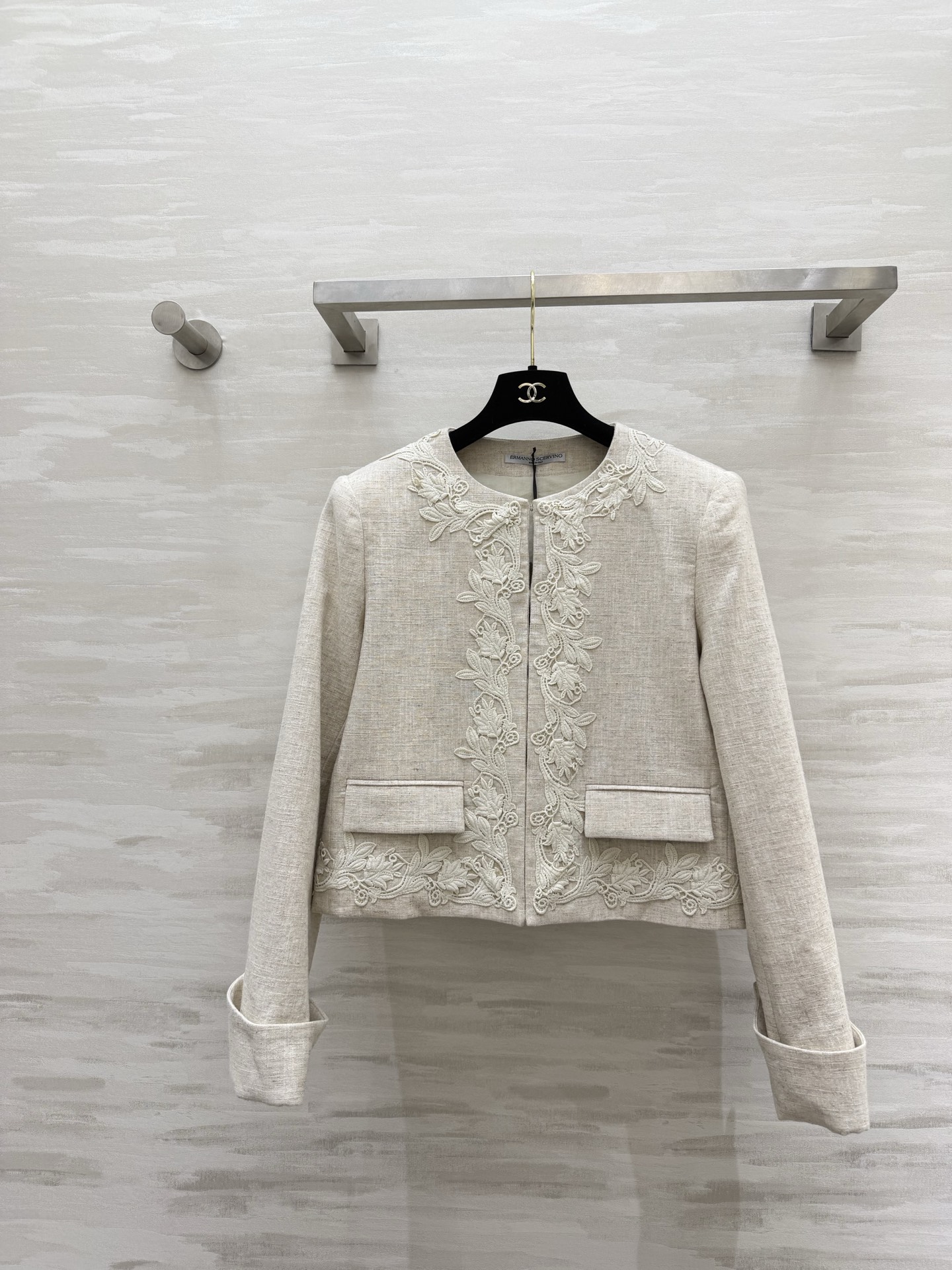 NO:782011,#ERMANNO SCERVIN Heavy-duty embroidered linen jacket welds French elegance to the body. This piece really embodies the 'high-end sense' of natural linen texture fabric. It is breathable and textured. The placket and hem are fully embroidered with three-dimensional lace. It has a hand-made feel and the control of details is directly ecstatic!  The round neck collarless design makes the face smaller. The three-dimensional tailoring modifies the shoulder and neck lines. The apricot background is gentle and versatile. High-quality customization. Available in stock first size S/M/L (S size shoulder width 40, bust 102, length 49), women's clothing, jackets & coats,19860909#ERMANNO SCERVIN重工刺绣亚麻外套 把法式优雅焊在身上 这件真的把「高级感」玩明白了天然亚麻肌理面料 透气又有质感 门襟和下摆满绣立体蕾丝花边 手工感拉满 细节控直接狂喜！圆领无领设计巨显脸小 立体剪裁修饰肩颈线条 米杏底色温柔百搭 高品质定制 现货首发sizeS/M/L（s码肩宽40,胸围102,衣长49）,女装,jackets & coats,,Women's clothing