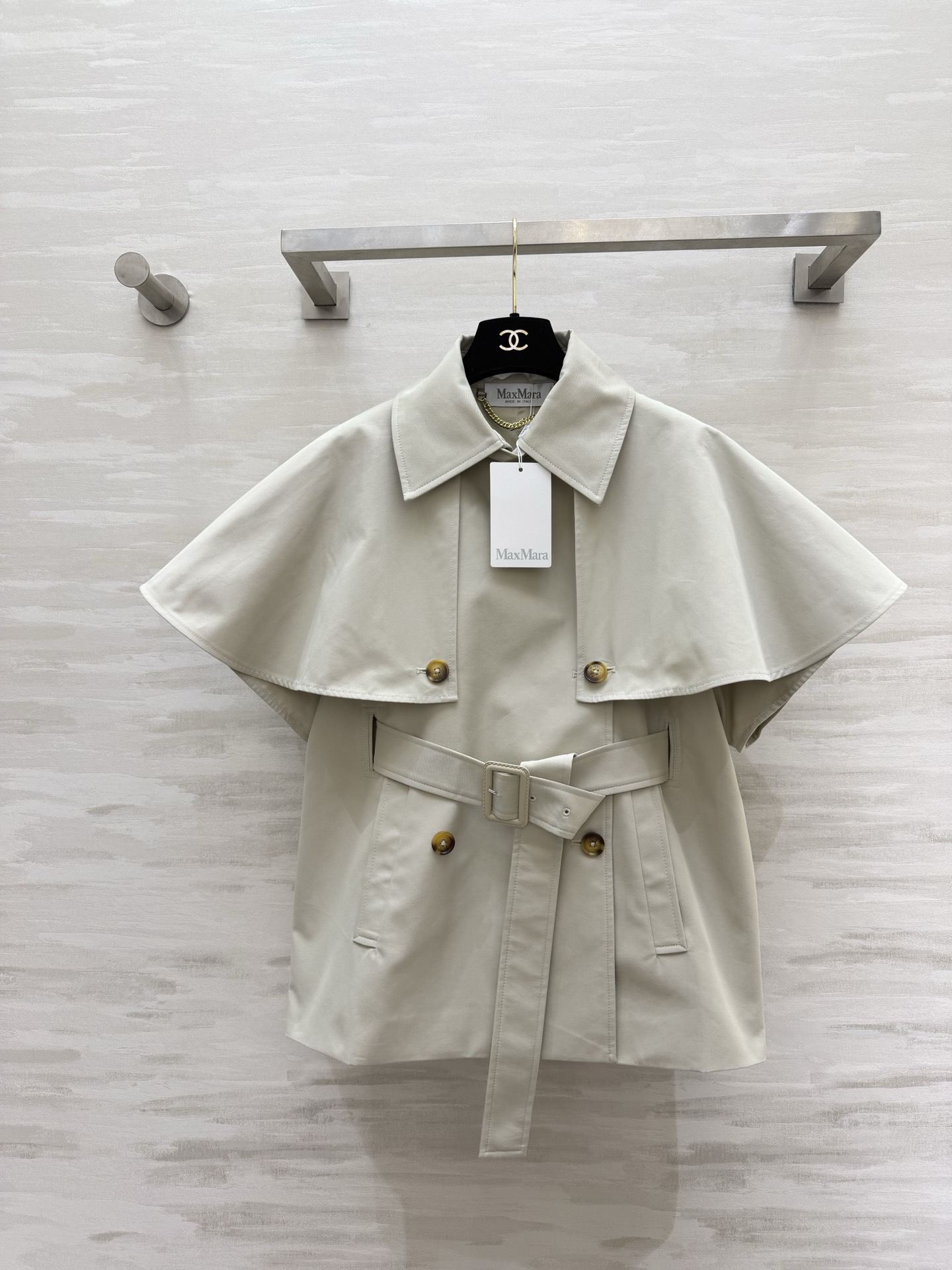 NO:781983,#MaxMar cape-style windbreaker | Classic khaki cape-style silhouette with a French-style lazy atmosphere. Double-breasted large lapel design. Retro and grand. It directly fills the aura. The belt of the same color can be retracted and placed. Free to switch styles. High-quality customization. Available in stock first size S/M/L (S size bust 104, length 66), Max Mara - Clothing,19860909#MaxMar斗篷式风衣｜ 经典卡其色 斗篷式廓形 自带法式慵懒氛围感 双排扣大翻领设计 复古又大气 气场直接拉满 同色系腰带可收可放 自由切换风格 高品质定制 现货首发sizeS/M/L（s码胸围104,衣长66）,麦丝玛拉-服装,,Women's clothing