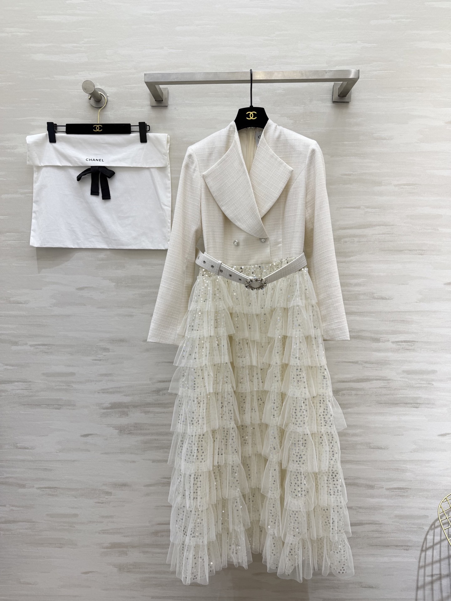 NO:781936,#Chane High-luxury lady-style suit and gauze dress, wearing gentleness and high-end on the body. This suit and gauze dress is so exciting to me!  The layered sequined mesh skirt comes with a soft light filter when walking. The belt changes into a 30-70 ratio in seconds. It can be worn on dates, dinners, and parties!  The milky white color is gentle to the core, whoever wears it will be the flower of wealth in the world!  High-quality customization, available in stock first size S/M/L/XL/xXL (M size shoulder width 35, bust 88, skirt length 129), Chanel-clothing, chanel, chanel, skirts, business suit,19860909#Chane高奢名媛风西装纱裙 把温柔与高级穿在身上 这件西装纱裙太戳我了！层层叠叠的亮片网纱裙摆 走路自带柔光滤镜 腰带一系秒变三七分比例 约会/晚宴/聚会都能hold住！奶白色温柔到骨子里,谁穿谁是人间富贵花！高品质定制 现货首发sizeS/M/L/XL/xXL（M码肩宽35,胸围88,裙长129）,香奈儿-服装,chanel,chanel,skirts,business suit,,Women's clothing