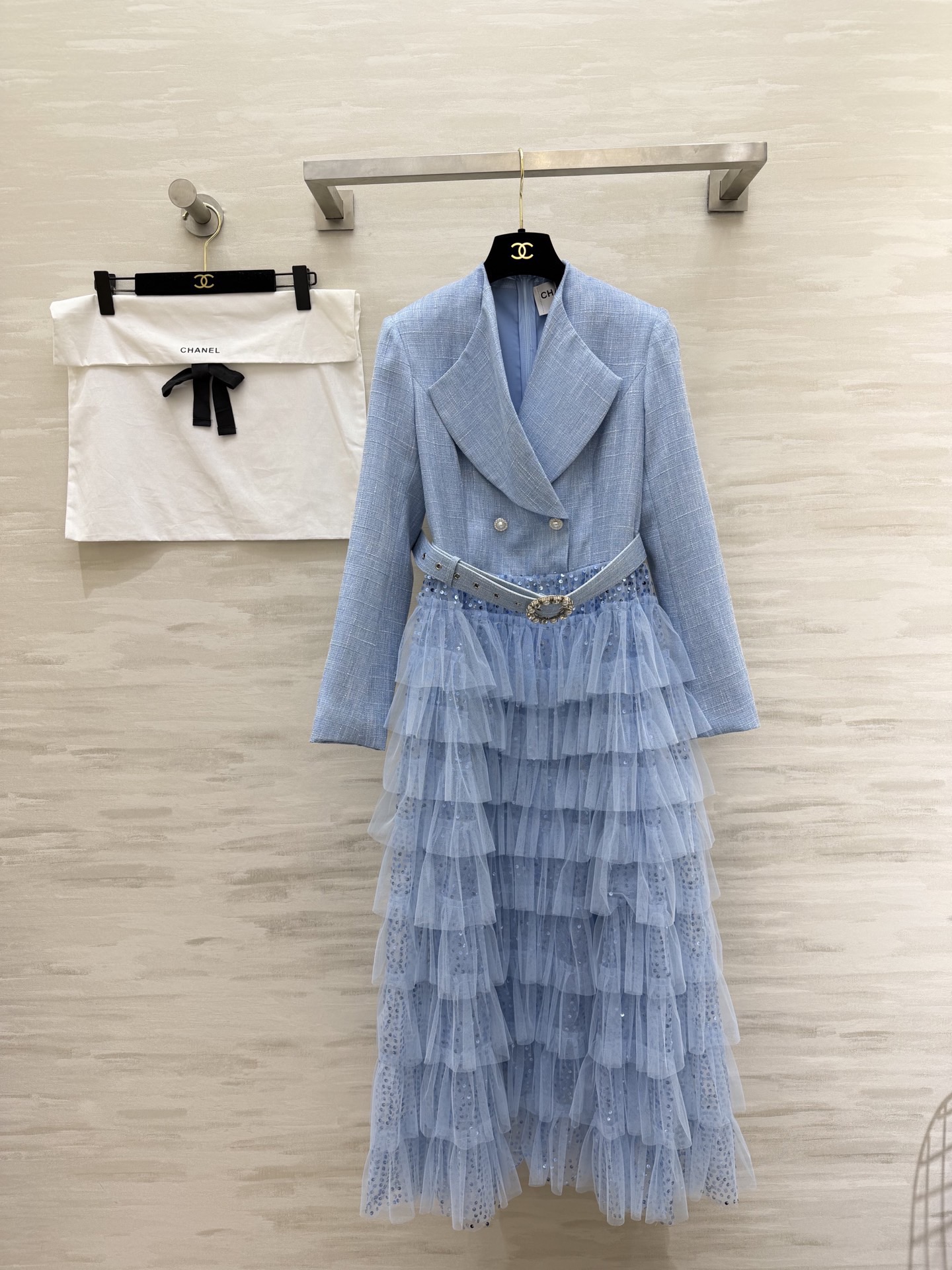 NO:798983,#Chane High-luxury lady-style suit and gauze dress, wearing gentleness and high-end on the body. This suit and gauze dress is so exciting to me!  The layered sequined mesh skirt comes with a soft light filter when walking. The belt changes into a 30-70 ratio in seconds. It can be worn on dates, dinners, and parties!  The milky white color is gentle to the core, whoever wears it will be the flower of wealth in the world!  High-quality customization, available in stock first size S/M/L/XL/xXL (M size shoulder width 35, bust 88, skirt length 129, chanel, skirts, business suit,19860909#Chane高奢名媛风西装纱裙 把温柔与高级穿在身上 这件西装纱裙太戳我了！层层叠叠的亮片网纱裙摆 走路自带柔光滤镜 腰带一系秒变三七分比例 约会/晚宴/聚会都能hold住！奶白色温柔到骨子里,谁穿谁是人间富贵花！高品质定制 现货首发sizeS/M/L/XL/xXL（M码肩宽35,胸围88,裙长129,,chanel,skirts,business suit,,Women's clothing