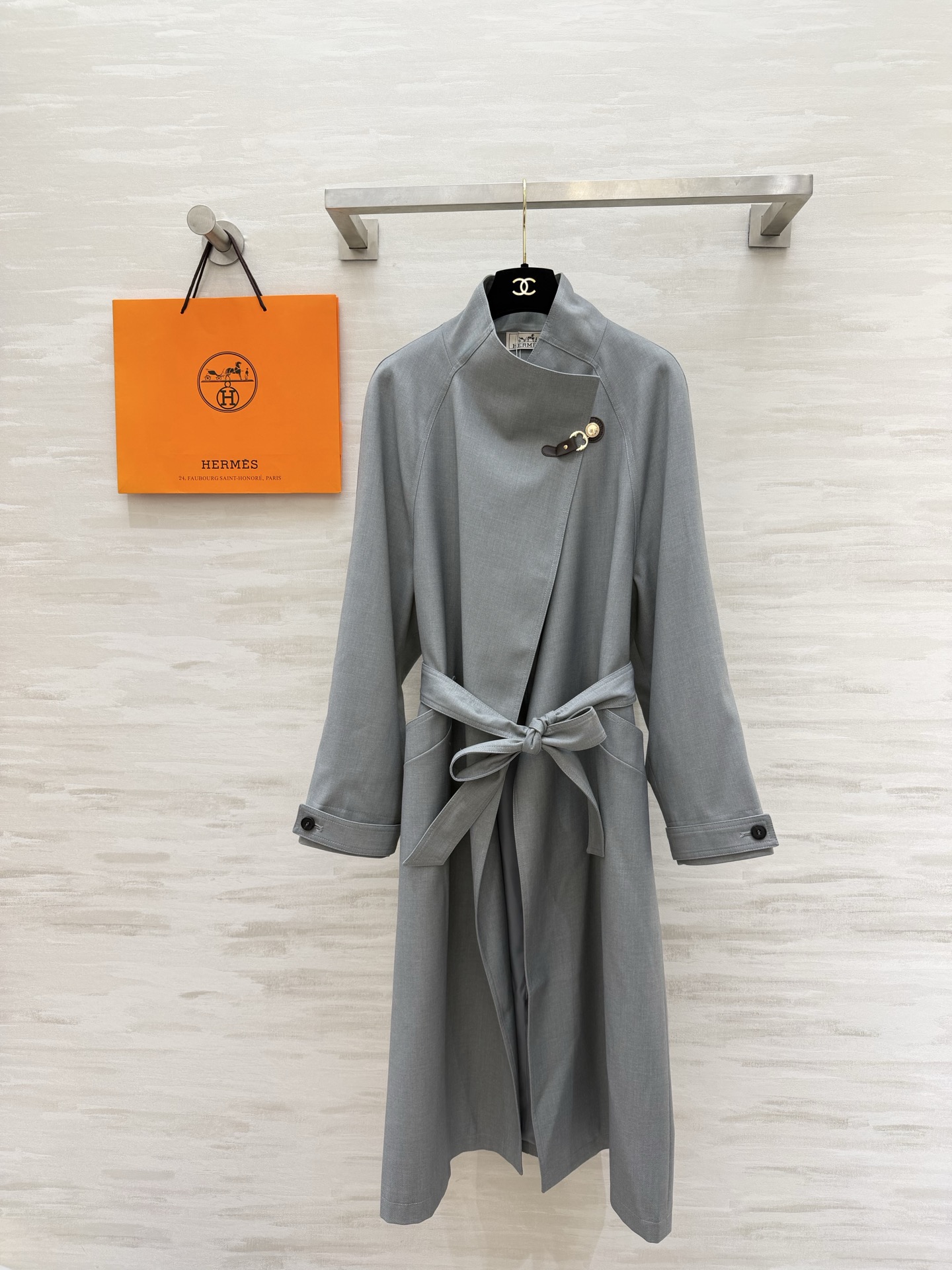 NO:798981,#Herme stand-up collar windbreaker Minimalist stand-up collar Metal buckle design comes with a high-end aura. Gray tone is cool/caramel retro. Two styles can be switched with one click!  The belt tightens the waist to make you look slimmer. High-quality customization. Available in stock first size S/M/L (M size bust 120, length 113, hermes,19860909#Herme立领风衣 极简立领 金属扣设计 自带高级气场 灰调清冷/焦糖复古 两种风格一键切换！腰带收腰显瘦 高品质定制 现货首发sizeS/M/L（M码胸围120,衣长113,,hermes,,Women's clothing