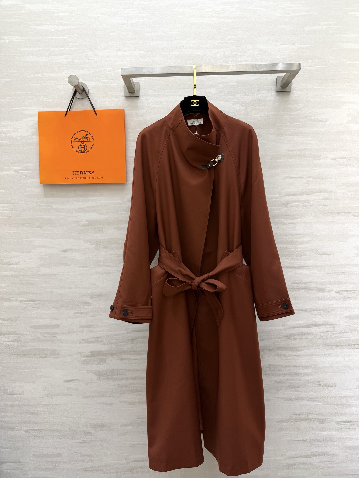 NO:781422,#Herme stand-up collar windbreaker Minimalist stand-up collar Metal buckle design comes with a high-end aura. Gray tone is cool/caramel retro. Two styles can be switched with one click!  The belt tightens the waist to make you look slimmer. High-quality customization. Available in stock first size S/M/L (M size bust 120, length 113), Hermès - clothing, hermes, hermes,19860909#Herme立领风衣 极简立领 金属扣设计 自带高级气场 灰调清冷/焦糖复古 两种风格一键切换！腰带收腰显瘦 高品质定制 现货首发sizeS/M/L（M码胸围120,衣长113）,爱马仕-服装,hermes,hermes,,Women's clothing