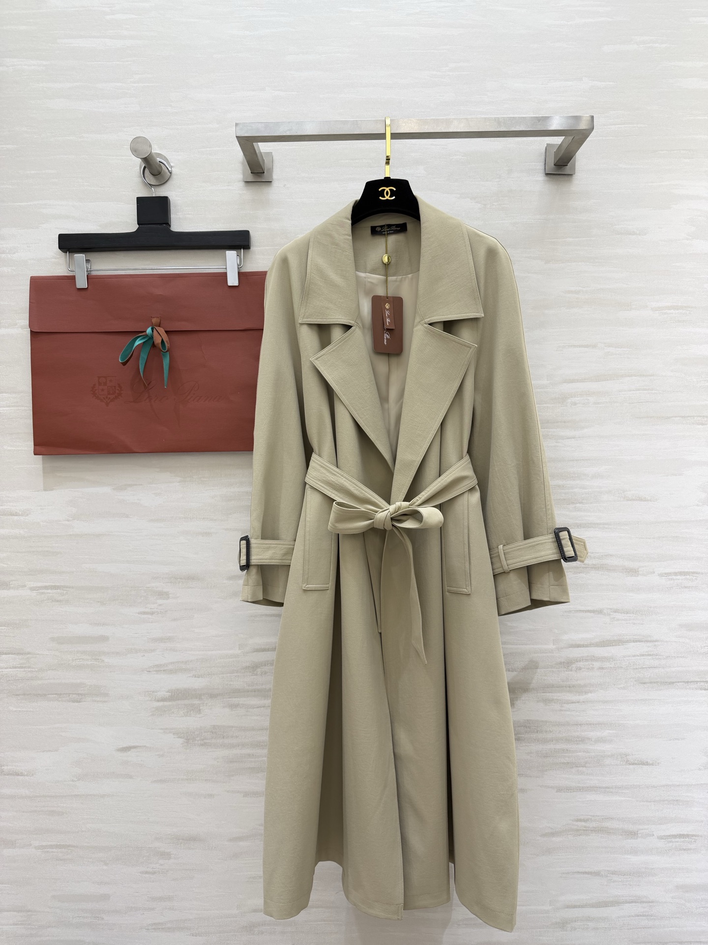 NO:781433,Loro Pian high-luxury old-money style windbreaker｜Welds a sense of high-end to the body. The classic version is not picky and can easily be used in various occasions!  Creamy white, cool and high-end!  Bean green is gentle and healing!  One piece completes the entire outfit, just close your eyes and rush!  High-quality customization, available in stock first size S/M/L (M size bust 124, length 115), women's clothing, loro piana,19860909Loro Pian高奢老钱风 风衣｜把高级感焊在身上 经典版型不挑人 轻松驾驭各种场合！奶油白清冷高级！豆绿色温柔治愈！一件搞定整个穿搭,闭眼冲就对了！高品质定制 现货首发sizeS/M/L（M码胸围124,衣长115）,女装,loro piana,,Women's clothing