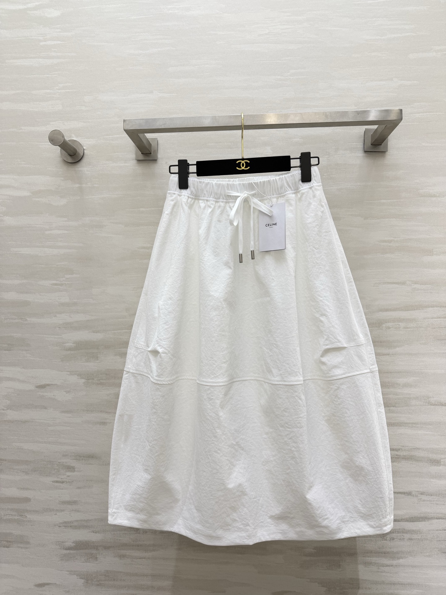 NO:781349,#Celin Minimalism｜High-end A-line skirt. The neatly cut upper body has a high-end feel. The elastic waist design takes into account both comfort and beauty. The white color is clean and cool!  Black classic looks slimming!  We will take care of your entire spring and summer outfits, just close your eyes and enter!  High-quality custom-made ready stock size 26/27/28/29/30 (size 27 elastic waist 68, skirt length 78), Celine-clothing, celine, celine, skirts,19860909#Celin极简主义｜高级感A字半身裙 利落剪裁上身自带高级感 松紧腰设计 兼顾舒适与美观 白色干净清冷！黑色经典显瘦！承包你整个春夏的穿搭,闭眼入！高品质定制 现货首发size26/27/28/29/30（27码松紧腰围68,裙长78）,赛琳-服装,celine,celine,skirts,,Women's clothing