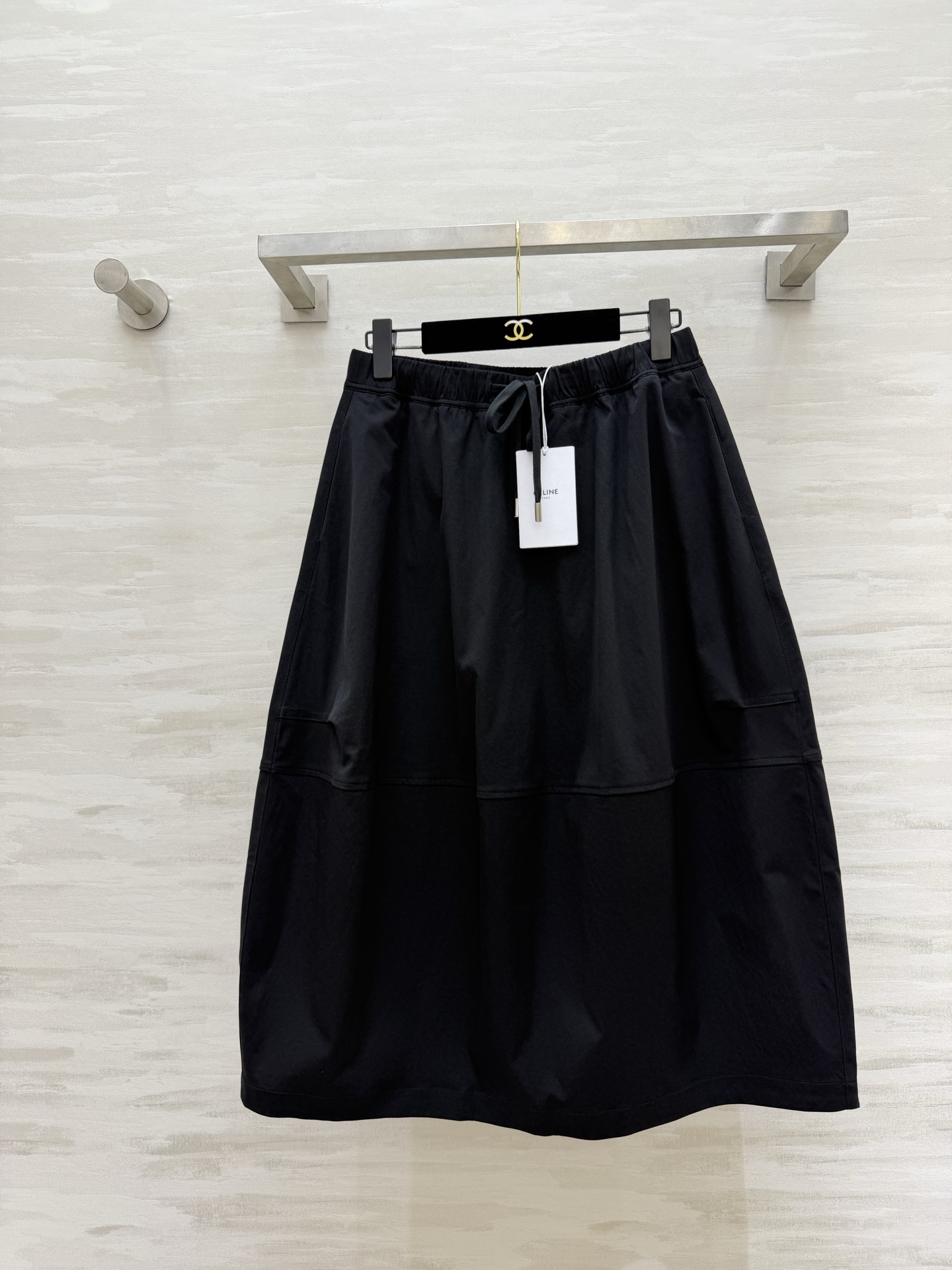 NO:781366,#Celin Minimalism｜High-end A-line skirt. The neatly cut upper body has a high-end feel. The elastic waist design takes into account both comfort and beauty. The white color is clean and cool!  Black classic looks slimming!  We will take care of your entire spring and summer outfits, just close your eyes and enter!  High-quality custom-made ready stock size 26/27/28/29/30 (size 27 elastic waist 68, skirt length 78), Celine-clothing, celine, celine, skirts,19860909#Celin极简主义｜高级感A字半身裙 利落剪裁上身自带高级感 松紧腰设计 兼顾舒适与美观 白色干净清冷！黑色经典显瘦！承包你整个春夏的穿搭,闭眼入！高品质定制 现货首发size26/27/28/29/30（27码松紧腰围68,裙长78）,赛琳-服装,celine,celine,skirts,,Women's clothing
