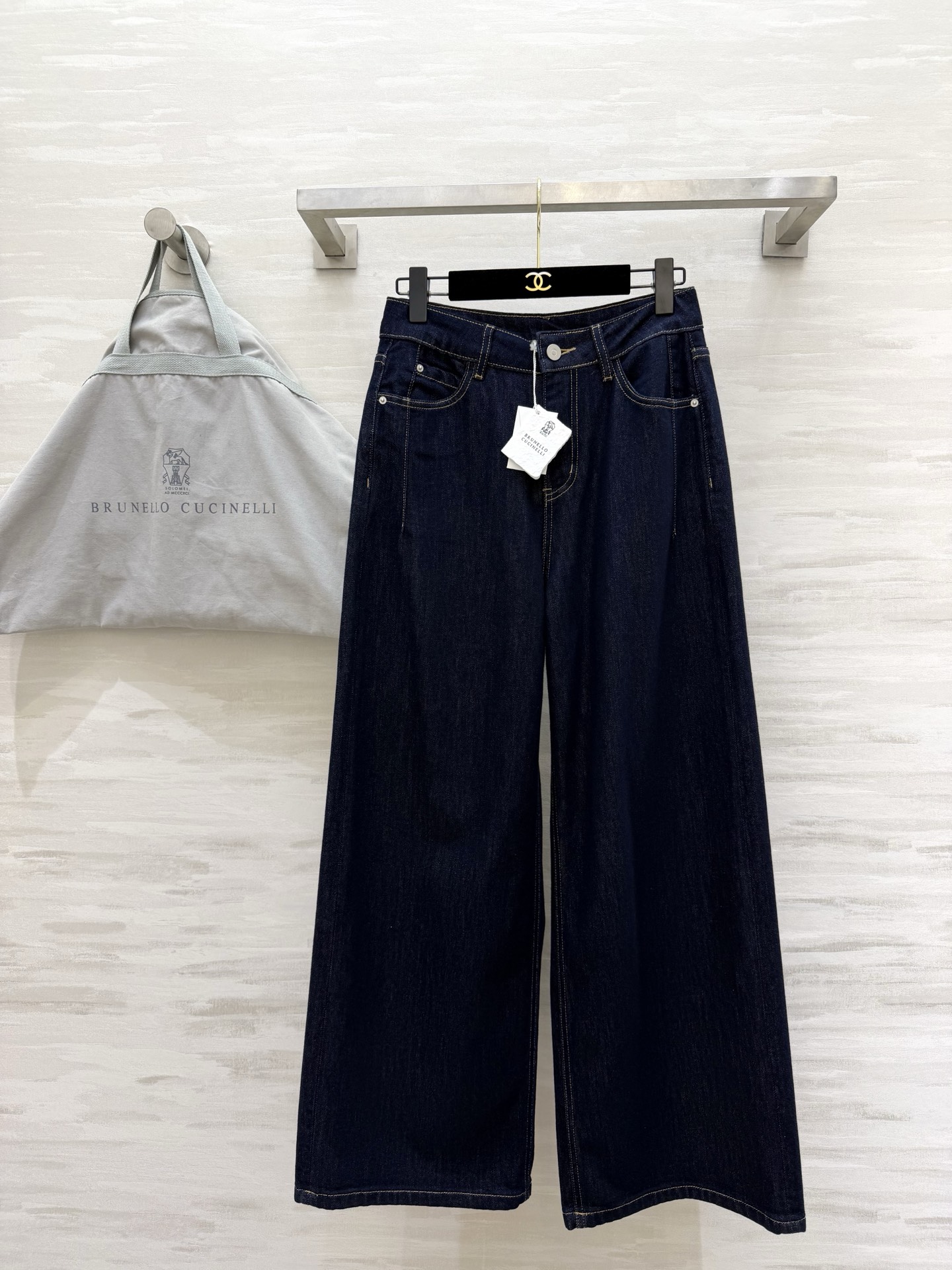 NO:781407,#Brunello Cucinell Minimalism｜High-end wide-leg jeans. The neatly cut upper body has a high-end feel. The high-waist design combines comfort and beauty. Off-white is clean and cool. Dark blue is classic and slimming!  High-quality customization, available in stock, size 26/27/28/29/30 (size 27 waist 74, pants length 105), women's clothing, brunello cucinelli, jeans,19860909#Brunello Cucinell极简主义｜高级感阔腿牛仔裤 利落剪裁上身自带高级感 高腰设计兼顾舒适与美观 米白干净清冷 深蓝经典显瘦！高品质定制 现货首发size26/27/28/29/30（27码腰围74,裤长105）,女装,brunello cucinelli,jeans,,Women's clothing