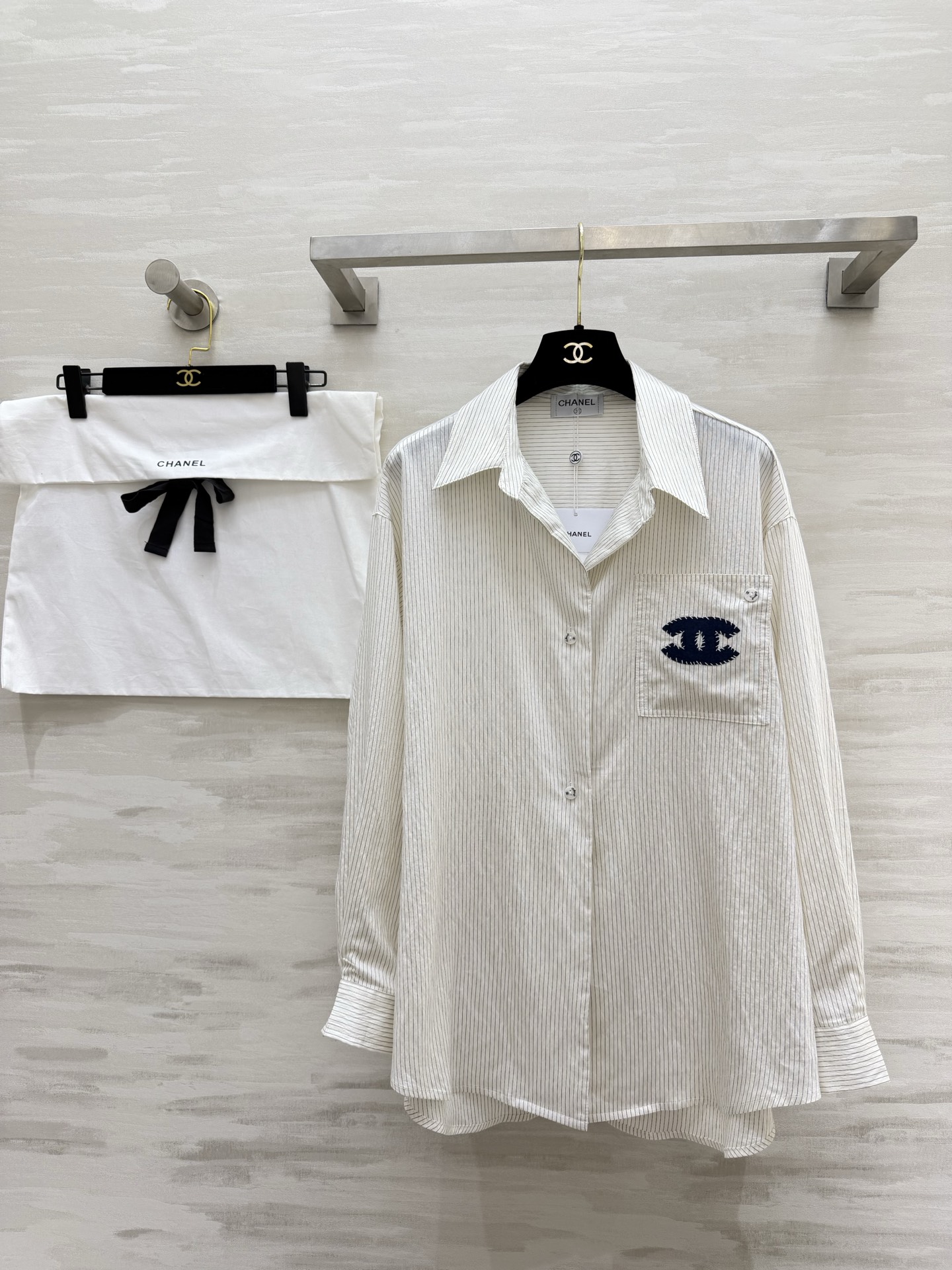 NO:799430,#Chaness striped shirt | Welded to the body with a French sense of relaxation, classic double C embroidered pockets, neat lapels, off-white/light blue, both in soft tones that are not picky. The loose version hides the flesh and makes you look slimmer. One-click switch between commuting and leisure!  The upper body feels effortlessly noble!  Close your eyes and avoid stepping on thunder. High-quality customization. Available in stock first size 36/38/40 (shoulder width 51 in size 36, bust 120, length 71-75),,chanel,shirts,19860909#Chaness条纹衬衫｜把法式松弛感焊在身上 经典双C刺绣口袋 利落翻领 米白/浅蓝两色 都是不挑人的温柔调 宽松版型藏肉显瘦 通勤休闲一键切换！上身就是毫不费力的贵气感！闭眼入不踩雷 高品质定制 现货首发size36/38/40（36码肩宽51,胸围120,衣长71-75）,,chanel,shirts,,Women's clothing