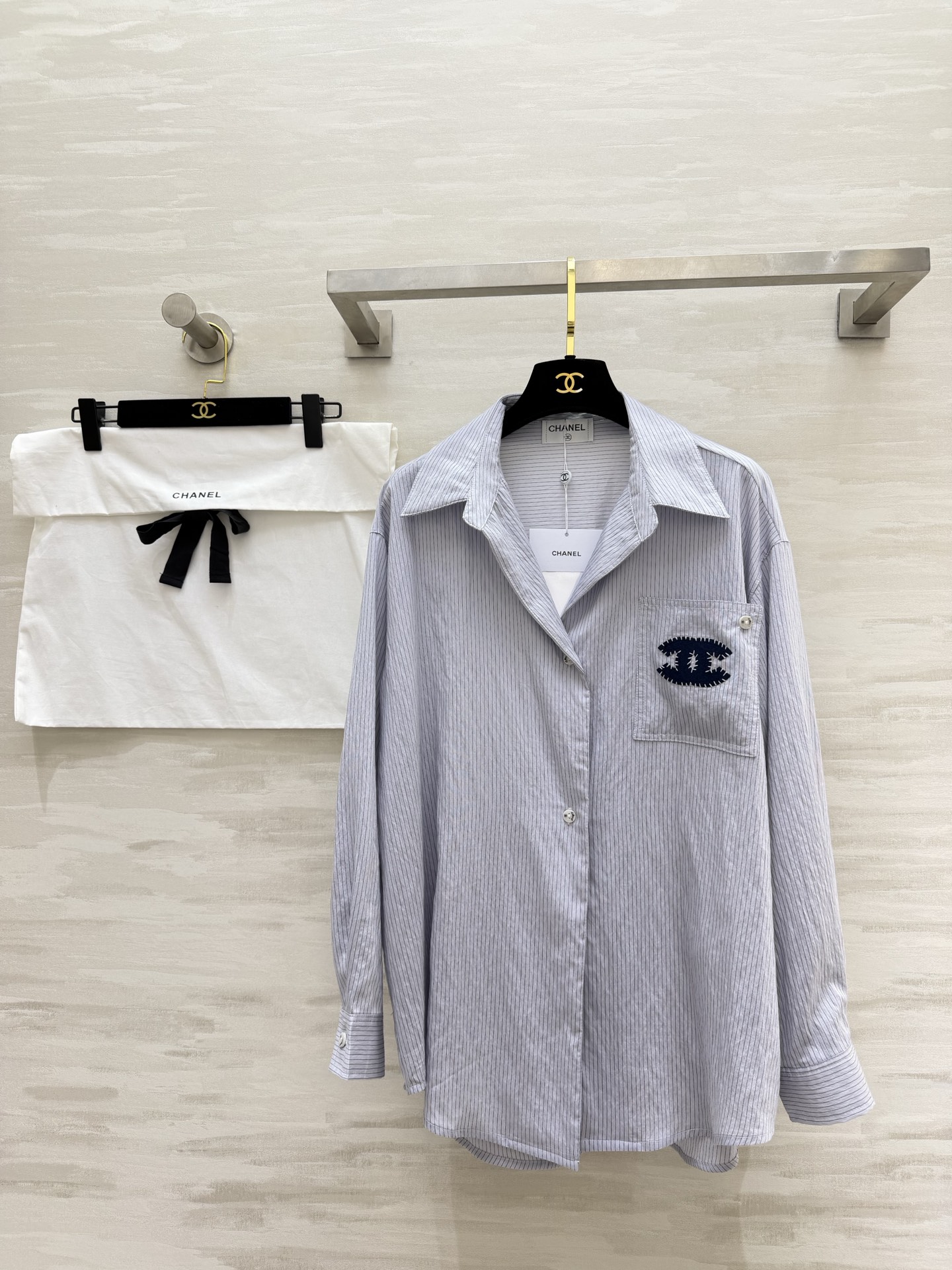 NO:781411,#Chaness striped shirt | Welded to the body with a French sense of relaxation, classic double C embroidered pockets, neat lapels, off-white/light blue, both in soft tones that are not picky. The loose version hides the flesh and makes you look slimmer. One-click switch between commuting and leisure!  The upper body feels effortlessly noble!  Close your eyes and avoid stepping on thunder. High-quality customization. Available now. Size 36/38/40 (shoulder width 51 in size 36, bust 120, length 71-75), Chanel-clothing, chanel, chanel, shirts,19860909#Chaness条纹衬衫｜把法式松弛感焊在身上 经典双C刺绣口袋 利落翻领 米白/浅蓝两色 都是不挑人的温柔调 宽松版型藏肉显瘦 通勤休闲一键切换！上身就是毫不费力的贵气感！闭眼入不踩雷 高品质定制 现货首发size36/38/40（36码肩宽51,胸围120,衣长71-75）,香奈儿-服装,chanel,chanel,shirts,,Women's clothing