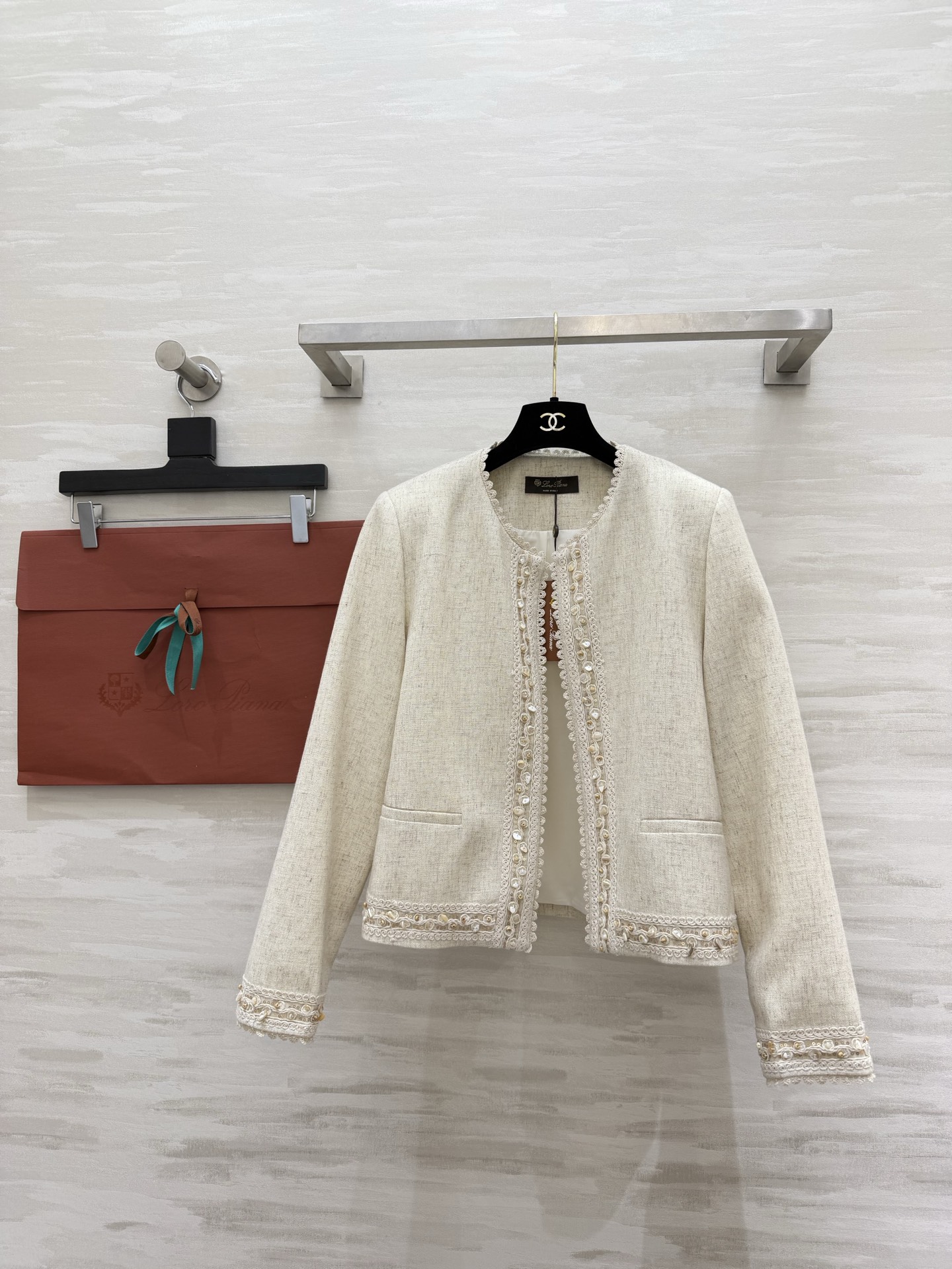 NO:781966,#Loro Pian off-white woven jacket welds nobility to the body. The creamy off-white tone comes with a soft light filter. Hand-made beading. The lace piping details are full of sophistication. The round neck collarless design makes you look smart when you wear it for commuting. You look gentle when you wear it. You also show your temperament when you wear it for daily wear!  High-quality customization, available in stock, sizes S/M/L (shoulder width 37, bust 94, length 59), women's clothing, loro piana, jackets & coats,19860909#Loro Pian米白编织外套 把贵气焊在身上 奶fufu的米白色调自带柔光滤镜 手工钉珠 蕾丝滚边细节里全是精致感 圆领无领设计 通勤穿显干练 约会穿显温柔 日常穿显气质！高品质定制 现货首发sizeS/M/L（M码肩宽37,胸围94,衣长59）,女装,loro piana,jackets & coats,,Women's clothing
