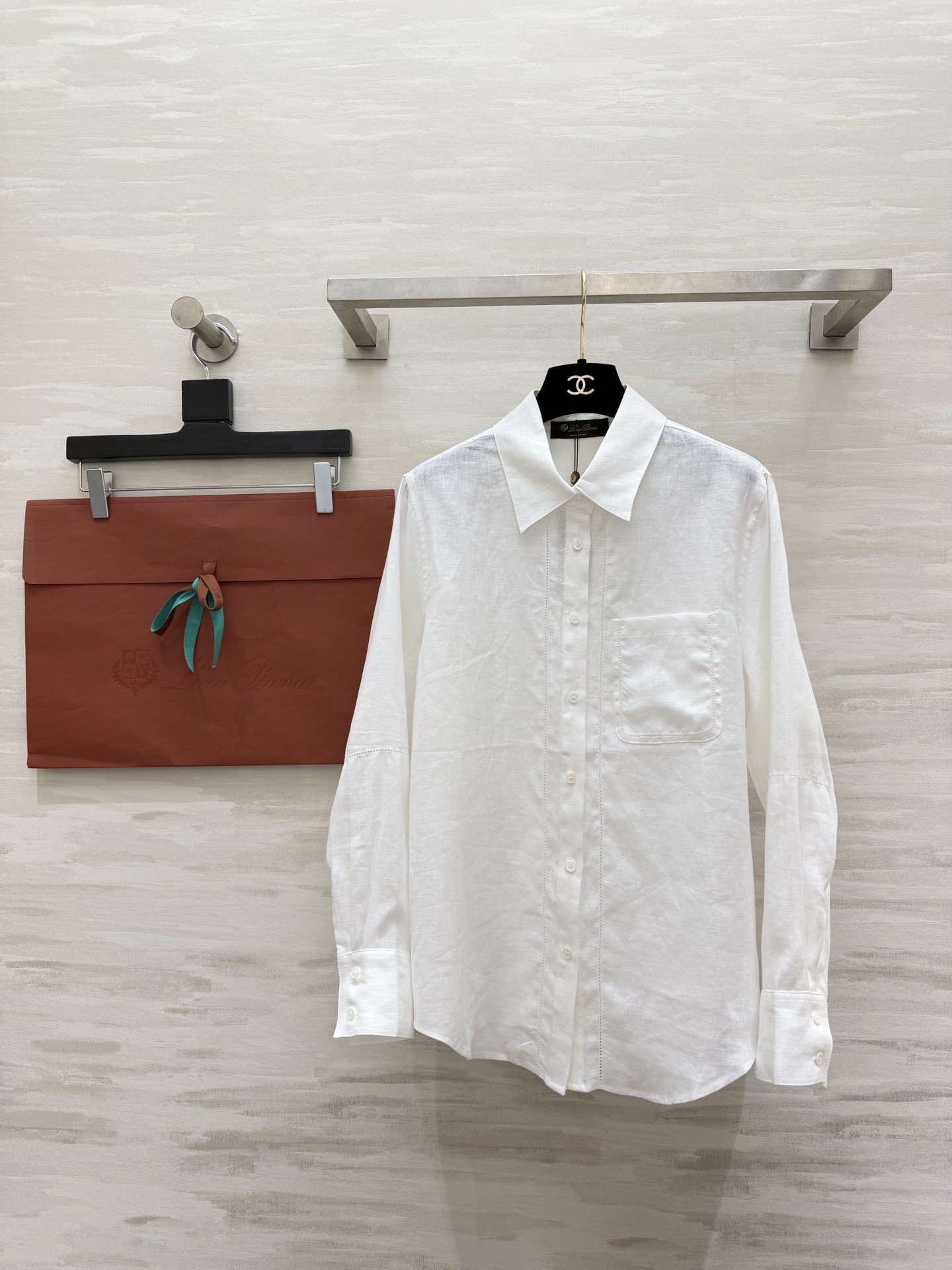 NO:781972,#Loro Pian textured cotton and linen white shirt. High-count cotton and linen blend. Breathable and skin-friendly. Comes with advanced texture. Classic lapel. Hollow topstitch details are simple but not simple. The loose version is not flattering to your figure. It can be used for commuting, leisure and vacation!  Suitable for all occasions in one piece. Wear a relaxed old-money feel on your body. High-quality customization. Available in stock first size S/M/L (S size shoulder width 41, bust 100, length 68), women's clothing, loro piana, shirts,19860909#Loro Pian质感棉麻白衬衫 高支棉麻混纺 透气亲肤 自带高级肌理 经典翻领 镂空明线细节简约却不简单 宽松版型不挑身材 通勤、休闲、度假全hold住！一件搞定所有场合 把松弛老钱感穿在身上 高品质定制 现货首发sizeS/M/L（s码肩宽41,胸围100,衣长68）,女装,loro piana,shirts,,Women's clothing