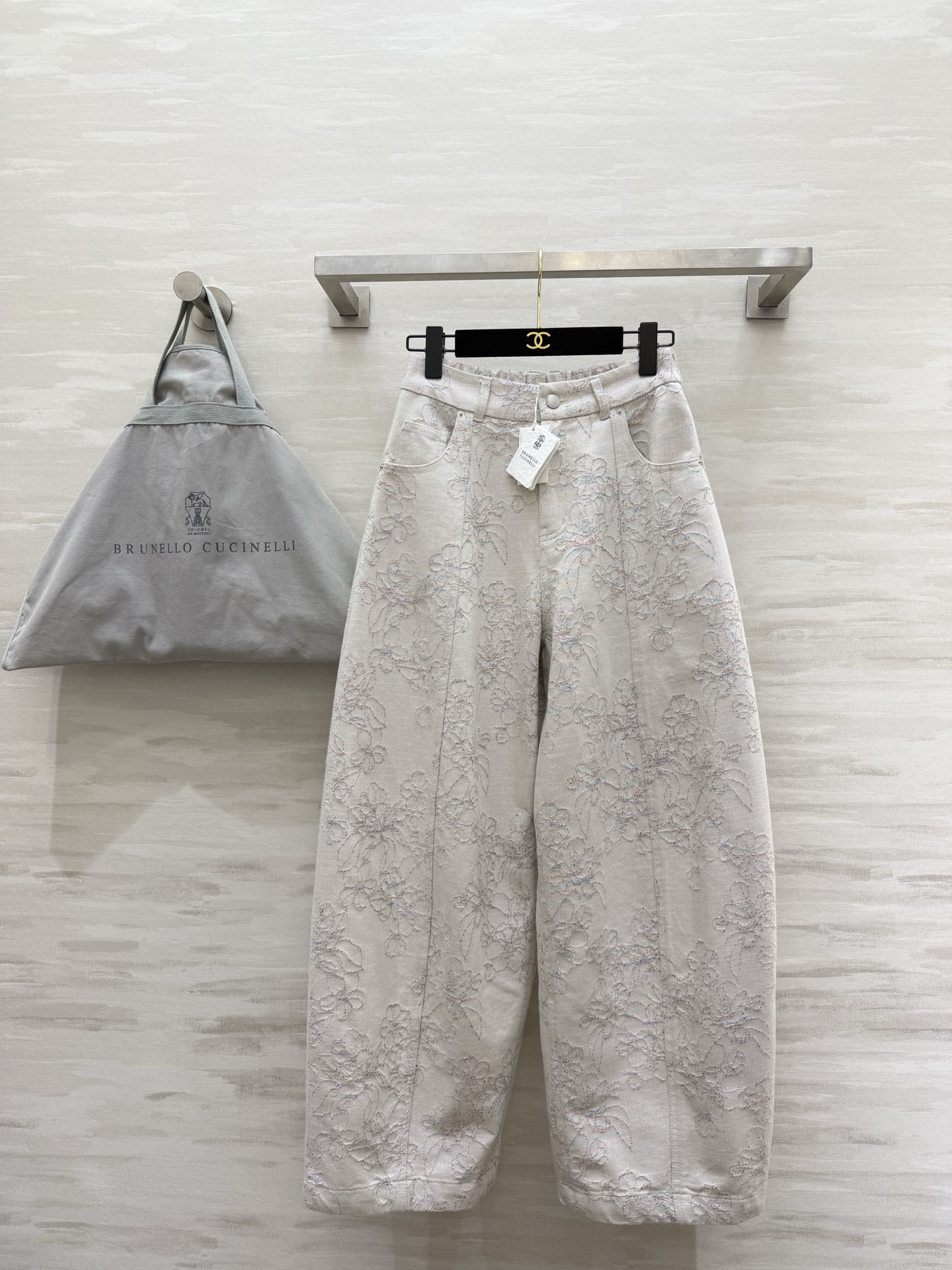 NO:781978,#Brunello Cucinell Jacquard Balloon Pants Wear a sense of relaxation on your body. The milky apricot color bottom is full of floral jacquard. It is gentle and noble. The high-waisted balloon wide-leg version hides the muscles and makes you look slimmer!  The semi-elastic design at the waist does not tighten the belly but also shows the proportions. The upper body has a lazy and noble old-money style. It is suitable for commuting and leisure!  The perfect trousers for your wardrobe!  High-quality customization, available in stock first size S/M/L/XL (S size waist 66, pants length 103), women's clothing, brunello cucinelli,19860909#Brunello Cucinell提花气球裤 把松弛感穿在身上 奶杏色底满幅花卉提花 温柔又显贵 高腰气球阔腿版型藏肉显瘦一绝！腰头半松紧设计 不勒肚子还显比例 上身就是慵懒贵气的老钱风 通勤休闲都适配！衣柜里的氛围感神裤！高品质定制 现货首发sizeS/M/L/XL（s码腰围66,裤长103）,女装,brunello cucinelli,,Women's clothing