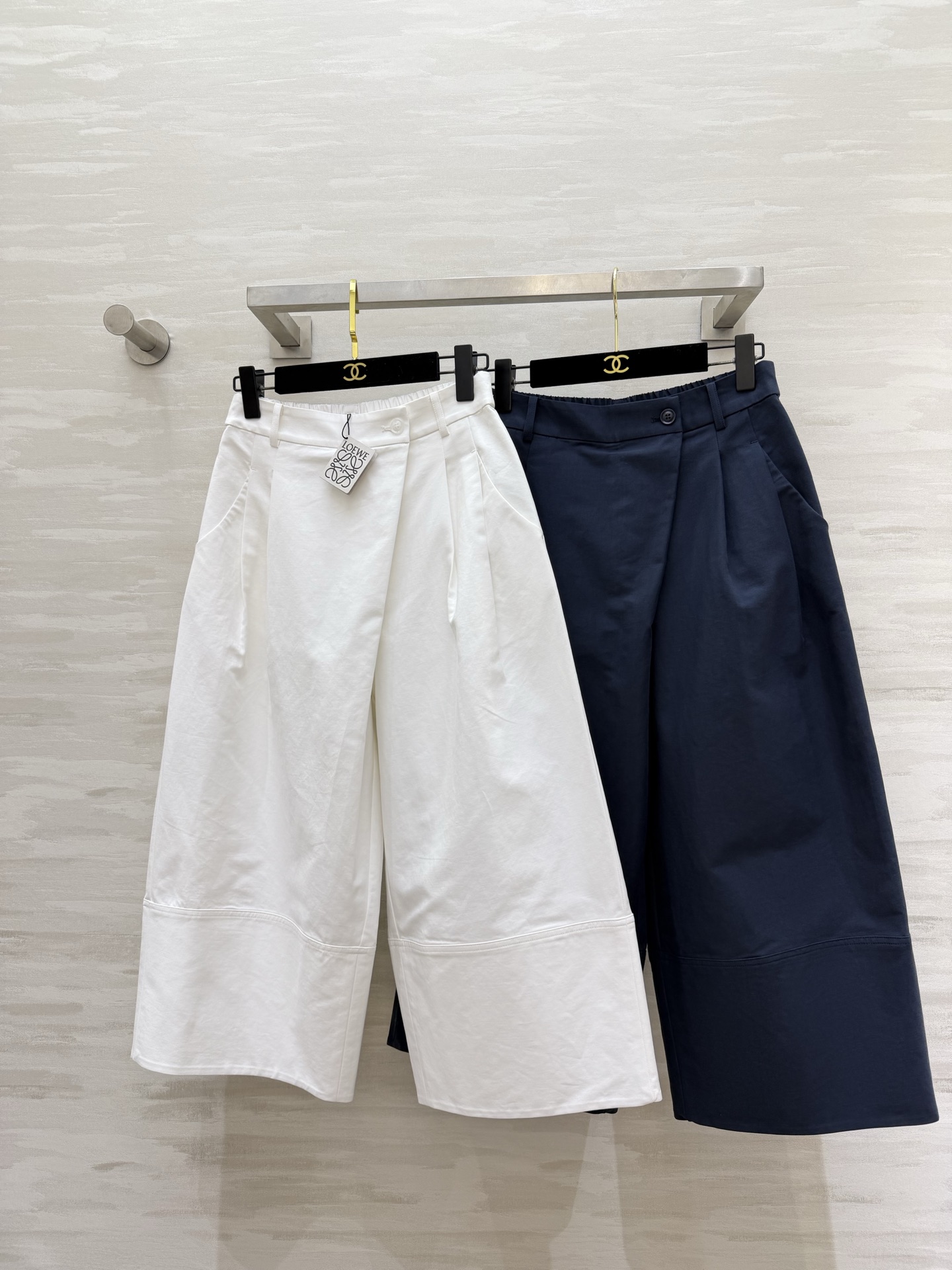 NO:781960,#LOEW wide-leg cropped pants weld the sense of relaxation to the body. The two colors of milk white/navy blue are timeless classics!  High waist and wide legs. Pinch pleat design hides the muscles and makes the legs look slimmer. The legs become longer in seconds. The semi-elastic waistband does not tighten the belly but also shows off the proportions!  Crisp cotton-feel fabric with perfect drape, one-click switch between commuting and leisure!  The upper body has an effortless sense of luxury. High-quality customization. Available in stock first size S/M/L/XL (M size waist 64, pants length 81), Loewe-clothing, loewe, loewe,19860909#LOEW阔腿七分裤 把松弛感焊在身上 奶白/藏青两色 都是永不过时的经典！高腰阔腿 捏褶设计藏肉显瘦 秒变大长腿 半松紧腰头 不勒肚子还显比例！挺括棉感面料 垂感满分 通勤休闲一键切换！上身就是毫不费力的高级感 高品质定制 现货首发sizeS/M/L/XL（M码腰围64,裤长81）,罗意威-服装,loewe,loewe,,Women's clothing
