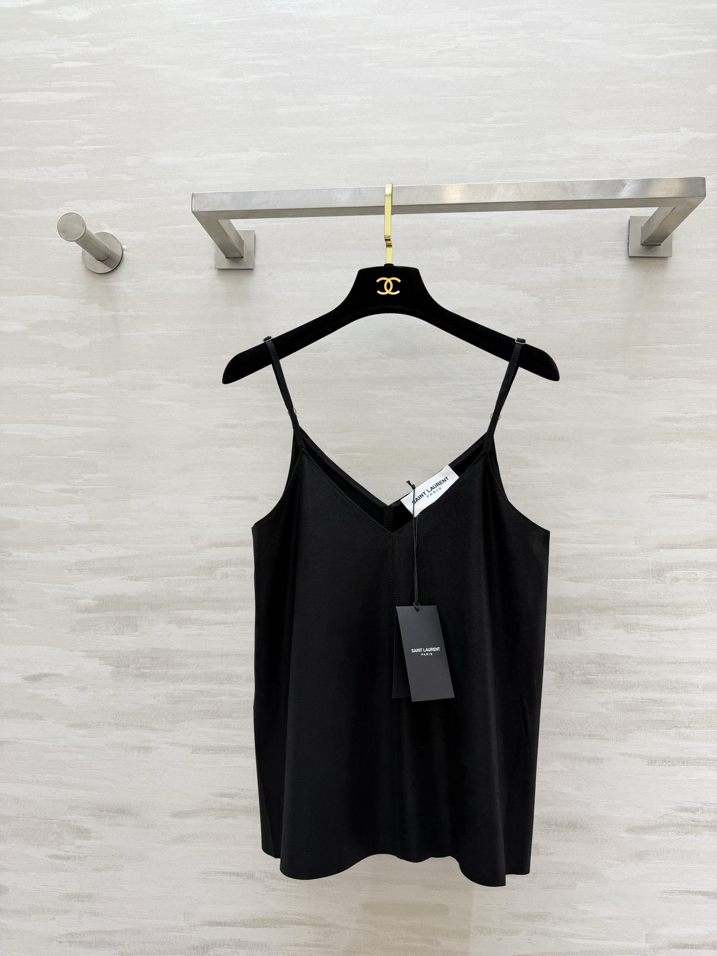 NO:781952,#ysl sheepskin sling welds a sense of luxury to the body, navy blue/classic black, a basic style that never goes out of style!  The selected sheepskin fabric is soft, waxy and delicate, with a high-end luster!  V-neck slimming and adjustable spaghetti straps perfectly fit your body!  Wearing a suit inside or wearing it outside is the focus. Relaxation and elegance coexist!  High-quality customization, available in stock first size S/M/L/XL (M size bust 86, length without suspenders 49), saint laurent-clothing, saint laurent, saint laurent, business suit, sheepskin,19860909#ysl羊皮吊带 把高级感焊在身上 藏青/经典黑两色 永不过时的基础款！甄选羊皮面料 软糯细腻 自带高级光泽感！ V领显瘦 可调节细肩带完美贴合身形！内搭西装、外穿都是焦点 松弛感与贵气感并存！高品质定制 现货首发sizeS/M/L/XL（M码胸围86,不加吊带衣长49）,圣罗兰-服装,saint laurent,saint laurent,business suit,sheepskin,,Women's clothing