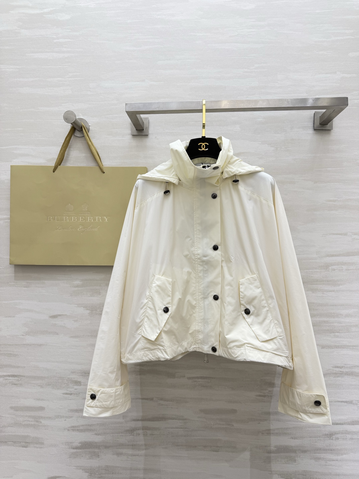 NO:799903,#Burberr three-color hooded jacket is a must-have for British style in spring and summer!  Off-white/light green/classic black can be worn throughout the season. Lightweight windproof fabric, breathable and not sweaty, with a neat upper body!  Silhouette tailoring instantly lifts the waistline, hides body fat and makes you look slimmer, hooded design, large pockets, both practicality and appearance!  High-quality customization, available in stock first size S/M/L/XL (S size bust 128, length 53),, burberry, hats,19860909#Burberr三色连帽冲锋衣 英伦风春夏刚需！米白/浅绿/经典黑 承包一整个季节的穿搭 轻量防风面料 透气不闷汗 上身利落！廓形剪裁秒提腰线 藏肉显瘦 连帽设计 大口袋 实用与颜值双在线！高品质定制 现货首发sizeS/M/L/XL（s码胸围128,衣长53）,,burberry,hats,,Women's clothing