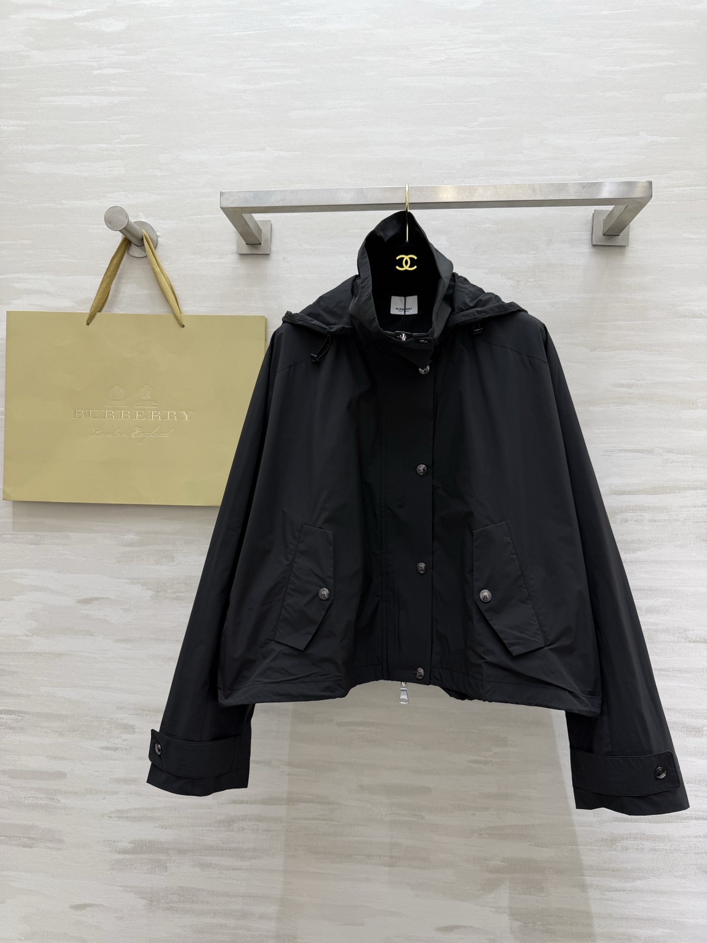 NO:781390,#Burberr three-color hooded jacket is a must-have for British style in spring and summer!  Off-white/light green/classic black can be worn throughout the season. Lightweight windproof fabric, breathable and not sweaty, with a neat upper body!  Silhouette tailoring instantly lifts the waistline, hides body fat and makes you look slimmer, hooded design, large pockets, both practicality and appearance!  High-quality customization, available in stock first size S/M/L/XL (S size bust 128, length 53), Burberry-clothing, burberry, hats,19860909#Burberr三色连帽冲锋衣 英伦风春夏刚需！米白/浅绿/经典黑 承包一整个季节的穿搭 轻量防风面料 透气不闷汗 上身利落！廓形剪裁秒提腰线 藏肉显瘦 连帽设计 大口袋 实用与颜值双在线！高品质定制 现货首发sizeS/M/L/XL（s码胸围128,衣长53）,博柏利-服装,burberry,hats,,Women's clothing