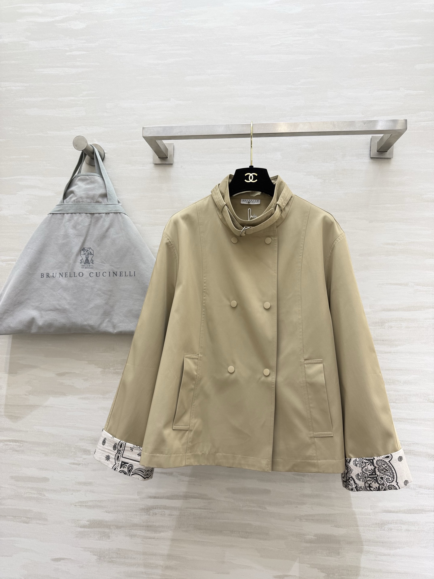 NO:781398,#Brunello Cucinell khaki double-breasted windbreaker. Luxurious khaki color comes with advanced filters. Double-breasted + stand-up collar design. Full of British feel. The A-line silhouette hides the body and makes you look slimmer. It doesn’t flatter your figure or height. The cuffs are cuffed with cashew flower print. It adds a sense of detail. It is low-key and recognizable!  High-quality customization, available in stock first size S/M/L (S size shoulder width 43, bust 106, length 61), women's clothing, brunello cucinelli,19860909#Brunello Cucinell卡其色双排扣风衣 顶奢卡其色自带高级滤镜 双排扣+立领设计 英伦感拉满 A字廓形藏肉显瘦 不挑身材不压身高 袖口腰果花印花翻边 细节感直接拉满 低调又有辨识度！高品质定制 现货首发sizeS/M/L（s码肩宽43,胸围106,衣长61）,女装,brunello cucinelli,,Women's clothing