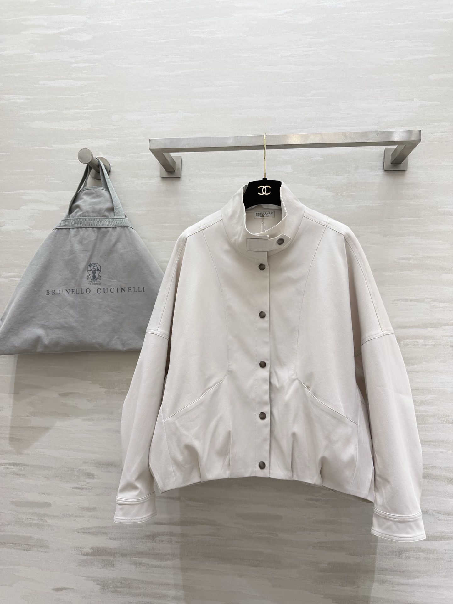 NO:781406,#Brunello Cucinell off-white stand-up collar jacket, top luxury texture, high-end at first glance, neat and generous stand-up collar, loose silhouette, hiding the flesh and slimming, full of details, low-key luxury, high-quality customization, available in stock first sizeS/M/L (M size bust 146, bust 60), women's clothing, brunello cucinelli,jackets & coats,jackets & coats,19860909#Brunello Cucinell米白立领夹克外套 顶奢质感 一眼高级 立领利落大方 宽松廓形 藏肉显瘦 细节拉满 低调奢华 高品质定制 现货首发sizeS/M/L（M码胸围146,胸围60）,女装,brunello cucinelli,jackets & coats,jackets & coats,,Women's clothing