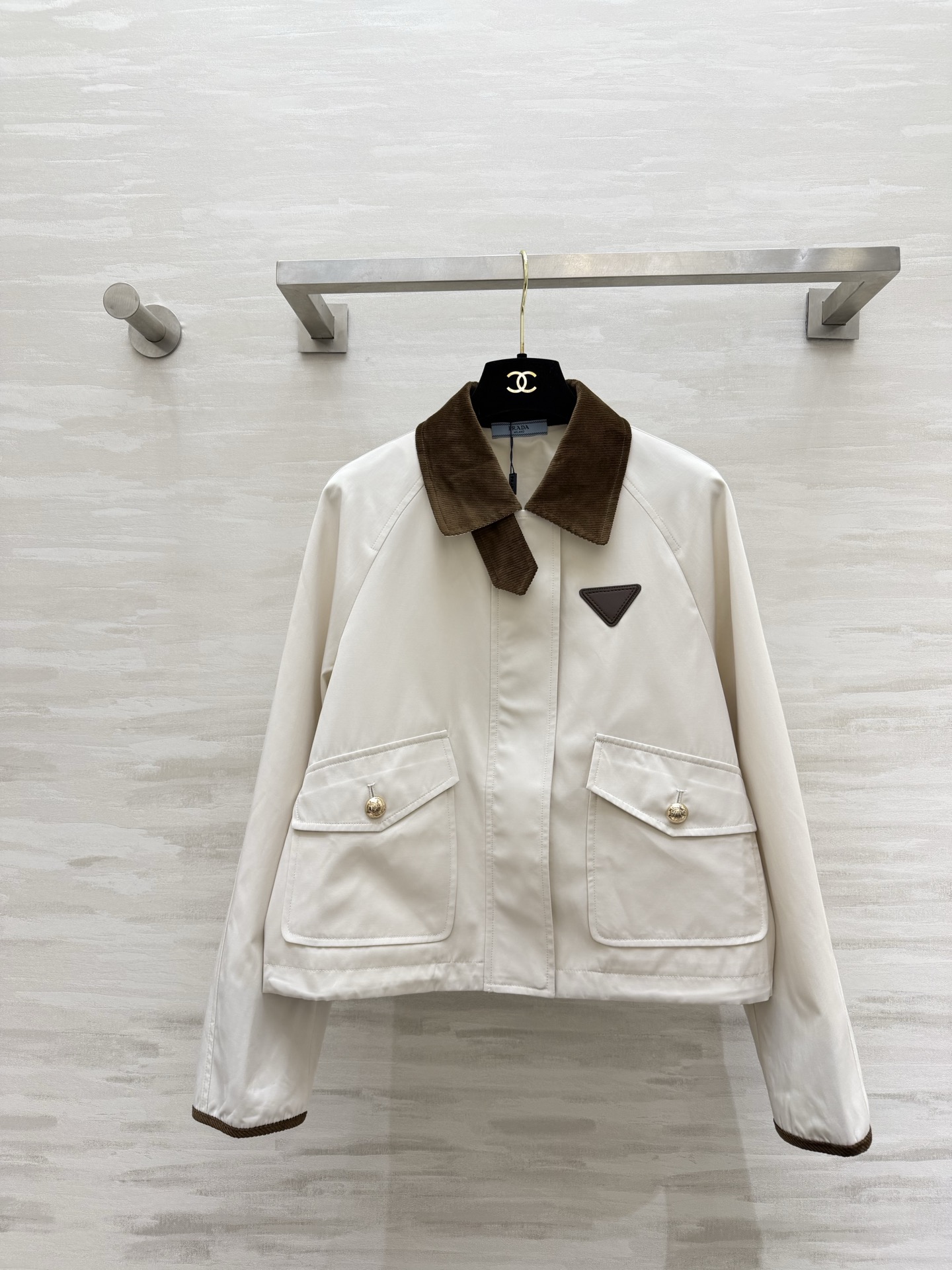 NO:799899,#Prad corduroy contrasting color jacket is the perfect collision of retro and modern, both milky white/khaki colors come together!  Weld the old money wind to your body!  The corduroy lapel and inverted triangle logo are immediately recognizable. The custom-made fabric is crisp and stylish. The upper body is very textured. The large pockets + metal buckle details are full!  High-quality customization, available in stock first size S/M/L (S size bust 100, length 54),, prada, jackets & coats, jackets & coats,19860909#Prad灯芯绒撞色夹克外套 复古与摩登的完美碰撞 奶白/卡其两色齐发！把老钱风焊在身上！灯芯绒翻领 倒三角logo 辨识度直接拉满 定制面料挺括有型 上身巨显质感 大口袋+金属扣细节拉满！高品质定制 现货首发sizeS/M/L（s码胸围100,衣长54）,,prada,jackets & coats,jackets & coats,,Women's clothing