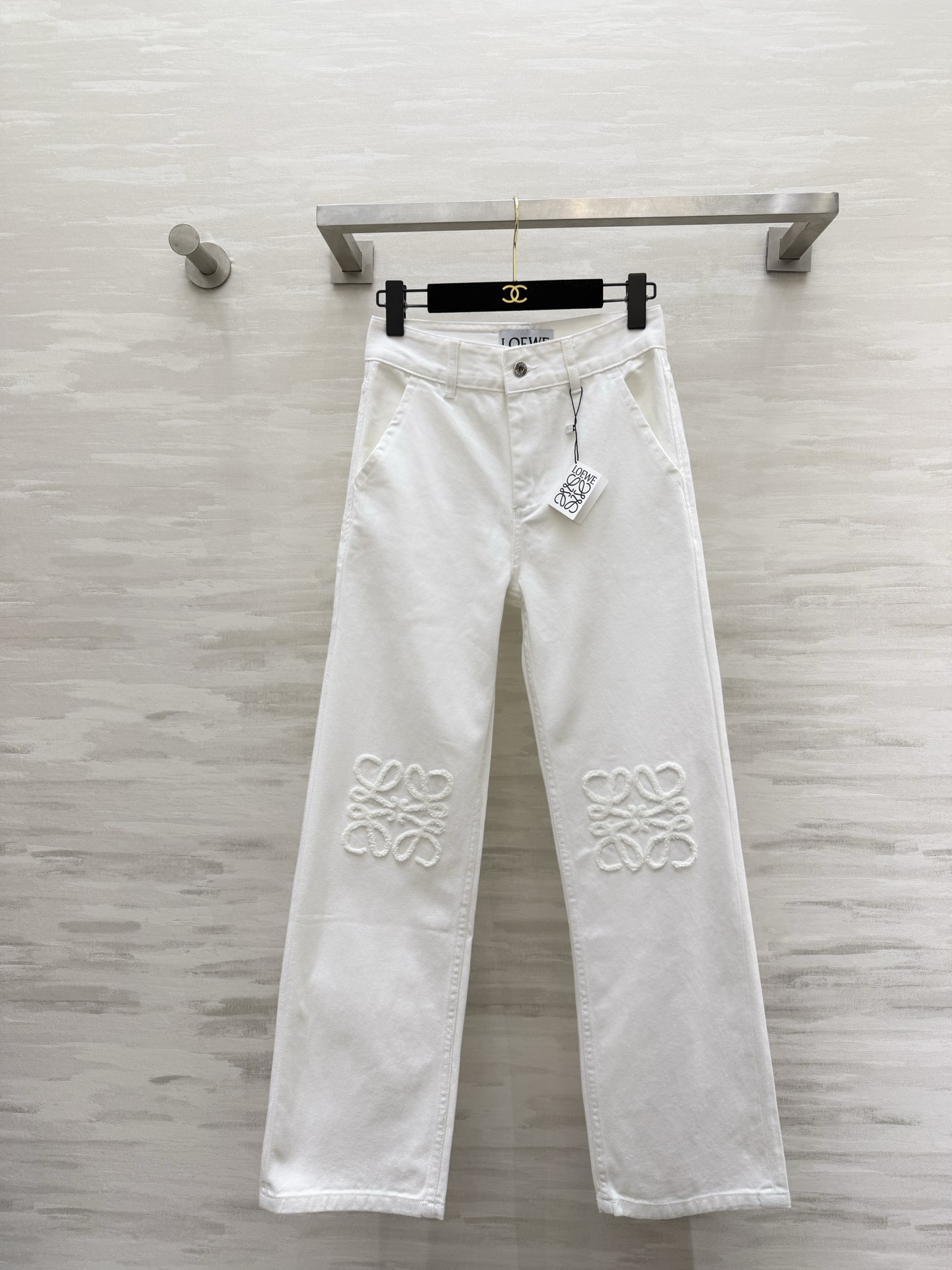 NO:781365,#LOEW white Anagram embroidered straight jeans, Spanish luxury brand’s minimalist aesthetics, iconic Anagram three-dimensional embroidery, highly recognizable, low-key and noble, pure milky white color, clean and refreshing, perfect for spring and summer wear!  The high-street straight version hides fat, makes you look slimmer, and modifies your leg shape!  Heavyweight pure cotton denim fabric, crisp and stylish, comfortable, classic and versatile, high-quality customization, available in stock first size S/M/L (S size waist 70, pants length 105), Loewe-clothing, loewe, loewe, jeans,19860909#LOEW白色Anagram刺绣直筒牛仔裤 西班牙奢牌极简美学 标志性Anagram立体刺绣 辨识度拉满 低调又显贵 奶白纯色调干净清爽 春夏穿巨显气质！高街直筒版型藏肉显瘦 修饰腿型！重磅纯棉牛仔面料 挺括有型 上身舒适经典百搭不挑人 高品质定制 现货首发sizeS/M/L（s码腰围70,裤长105）,罗意威-服装,loewe,loewe,jeans,,Women's clothing