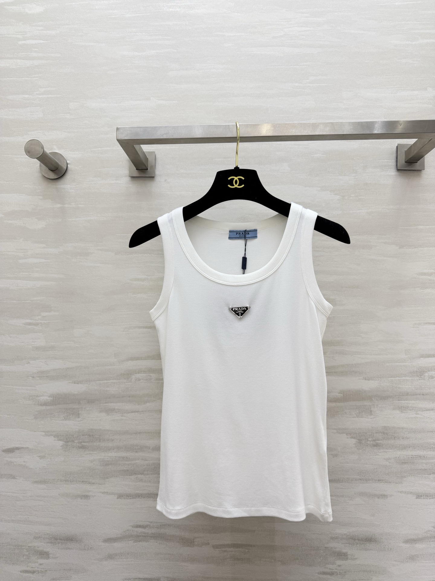 NO:781948,#Pradss Classic ribbed vest with inverted triangle logo. The wardrobe just needs a luxury brand interior to match the ceiling!  The iconic metal inverted triangle logo is highly recognizable, low-key and elegant. The ribbed rib fabric has full elasticity and is slim-fitting but not tight!  Show off your figure!  The three colors of white/grey/black are available to suit your entire spring and summer wardrobe!  The U-shaped collar design modifies the lines of the shoulders and neck, and it’s perfect when worn alone or layered underneath!  Heavyweight, skin-friendly cotton is breathable and does not make you sweaty. It is suitable for commuting, going out, and daily life!  High-quality customization, ready-made sizeS/M/L (), Prada-clothing, prada, prada,19860909#Pradss经典倒三角标罗纹背心 衣橱刚需奢牌内搭天花板！标志性金属倒三角logo 辨识度拉满 低调又显贵 坑条罗纹面料弹力拉满 修身不紧绷！巨显身材！白/灰/黑三色齐发 承包你一整个春夏的穿搭！U型领设计 修饰肩颈线条 单穿内搭都绝了！重磅亲肤棉透气不闷汗 通勤、出街、日常全场景适配！高品质定制 现货首发sizeS/M/L（）,普拉达-服装,prada,prada,,Women's clothing